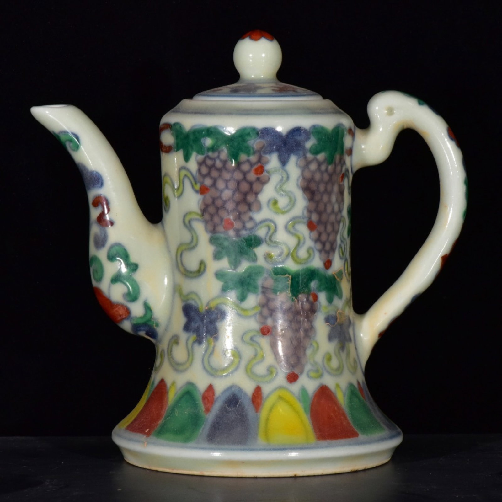 An Exquisite Doucai Grapes Pattern Pot: An Exquisite Doucai Grapes Pattern Pot,Ming Dynasty,China,Chenghua Six-character Mark,Size:6.3inx5.9inx3.9in 斗彩葡萄纹壶,中国明代,成&