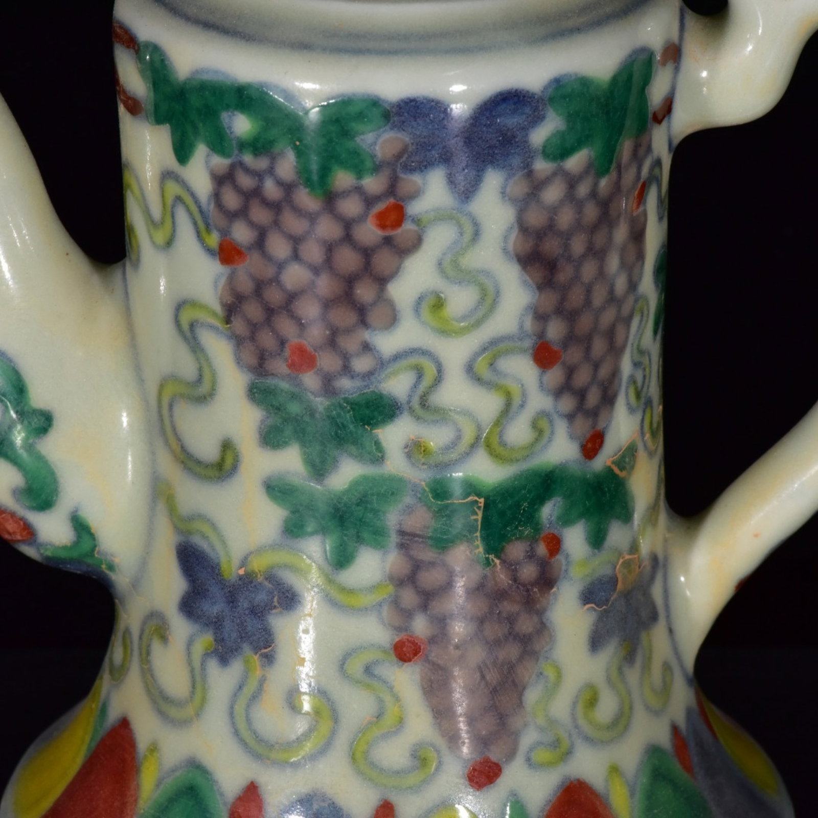 An Exquisite Doucai Grapes Pattern Pot - 6