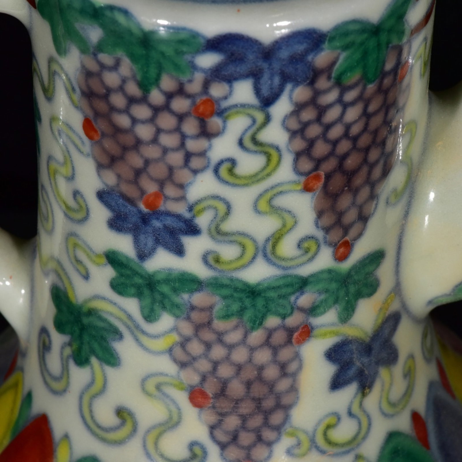An Exquisite Doucai Grapes Pattern Pot - 8