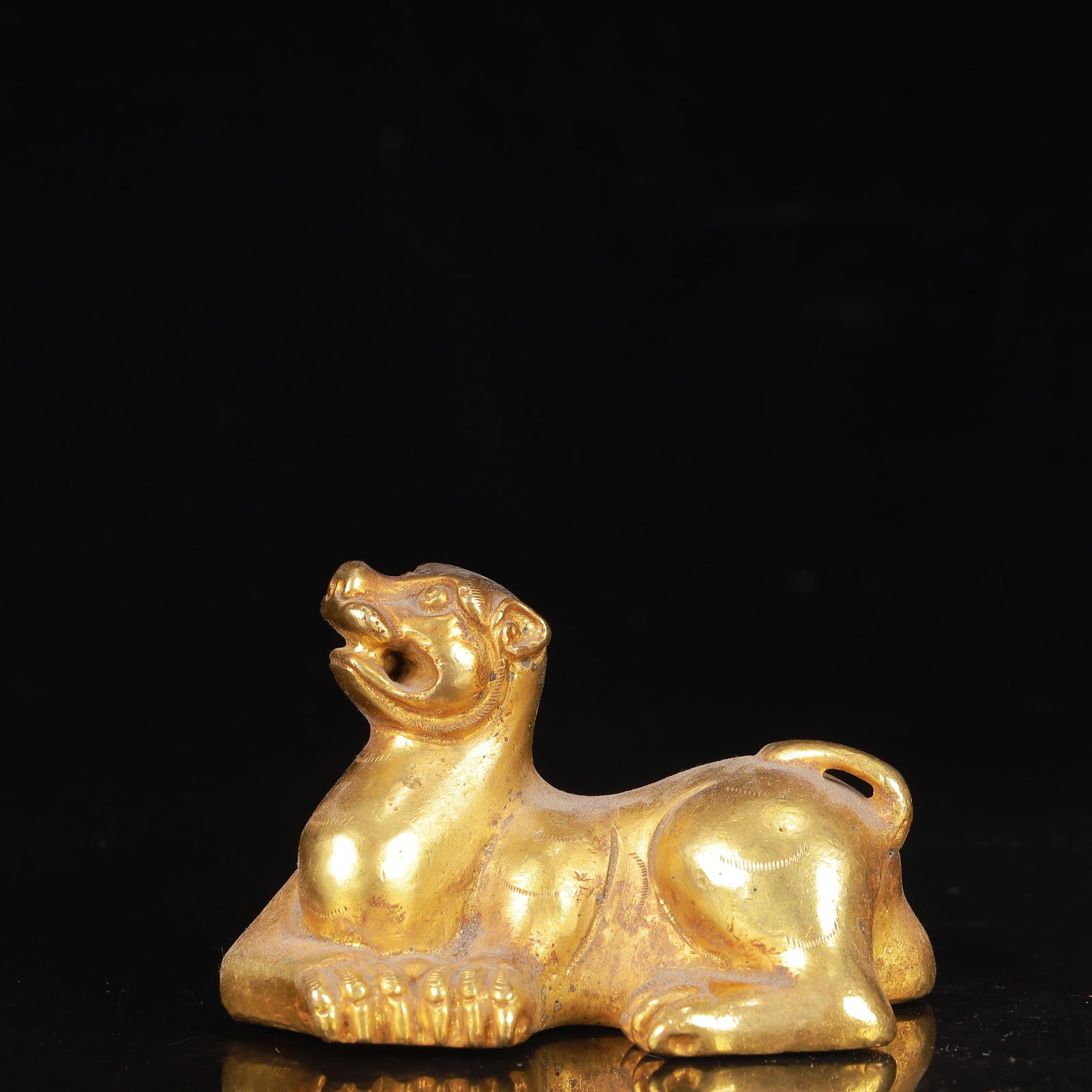 An Exquisite Gilt Bronze Auspicious Beast Ornament: An Exquisite Gilt Bronze Auspicious Beast Ornament,Qing Dynasty,China,Size:3.5inx2.2inx2.6in,Weight:561g 铜鎏金瑞兽摆件,中国清代