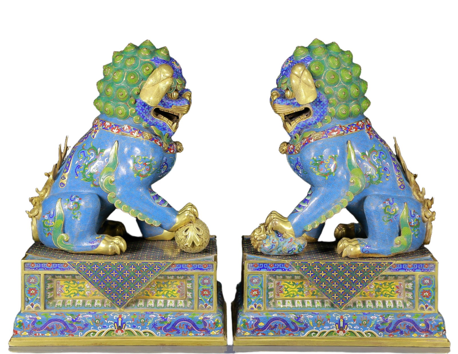 A Pair of Huge Cloisonne Lion Ornaments: A Pair of Huge Cloisonne Lion Ornaments,Qing Dynasty, China,Qianlong Four-character Mark,Size:16.1inx12.2in,Total Weight:61640g