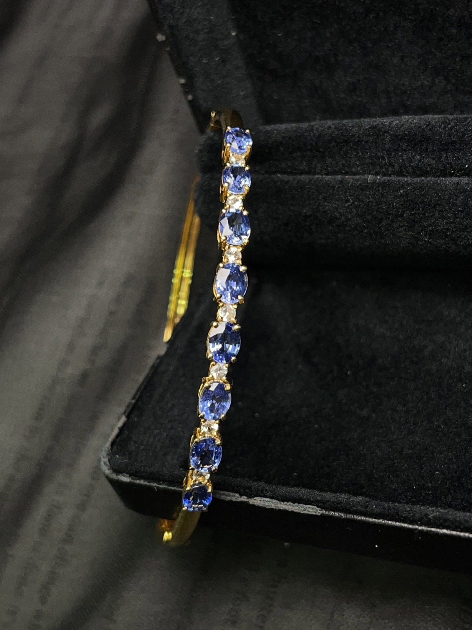 A Exquisite 18k Gold Inlaid 3.38ct Natural Sapphire Bracelets,Inlaid Gems: A Exquisite 18k Gold Inlaid 3.38ct Natural Sapphire Bracelets,Inlaid Gems,Total Weight:6.05g 18k金镶 3.38ct