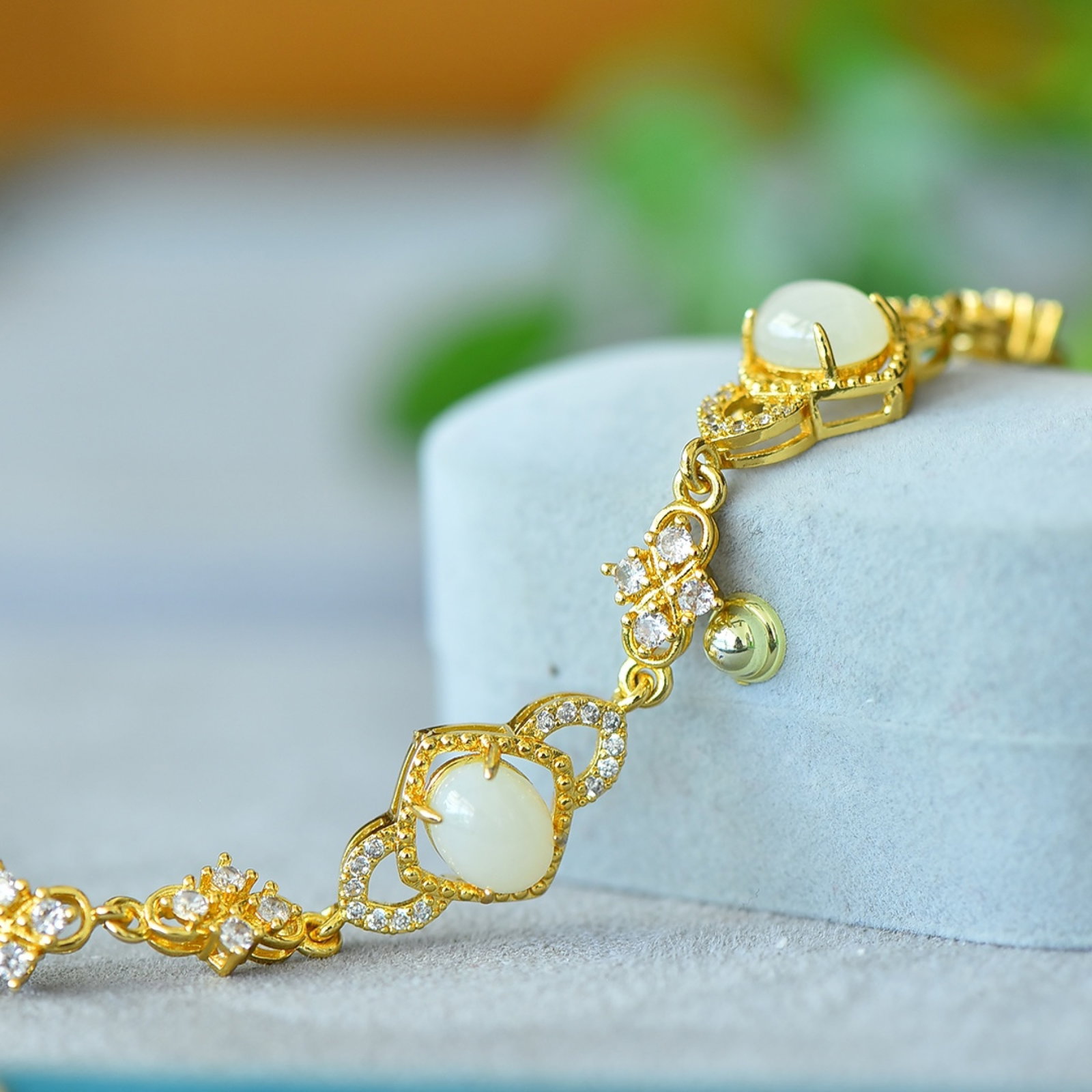 An Exquisite Bronze-Gold Plated Inlaid White Jade Bracelet,Inlaid Diamond: An Exquisite Bronze-Gold Plated Inlaid White Jade Bracelet,Inlaid Diamond,Size:8mmx10mm 铜镀金镶白玉手链,嵌钻石