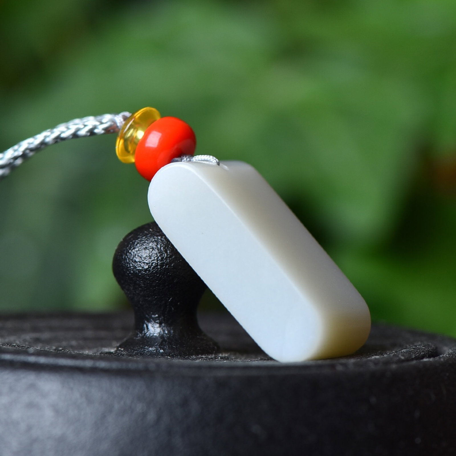 An Exquisite White Jade Pendant: An Exquisite White Jade Pendant,Size:15mmx25mm (寓意)吉祥 平平安安 白玉吊坠