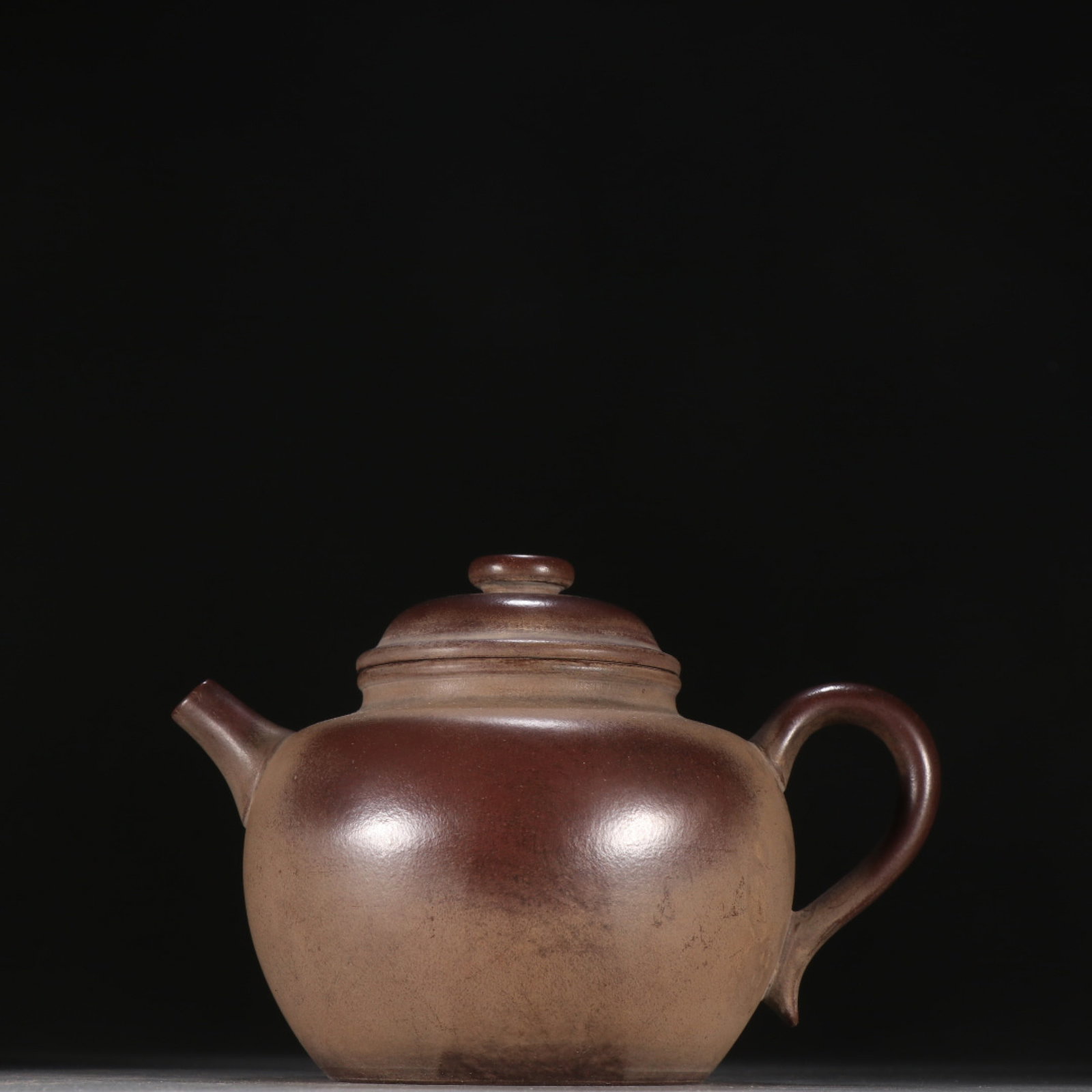 A Rare Purple Sands Teapot: A Rare Purple Sands Teapot,Ming Dynasty,China,Shi Dabin Mark,Size:4.2inx5.7in 紫砂茶壶,中国明代,时大彬款