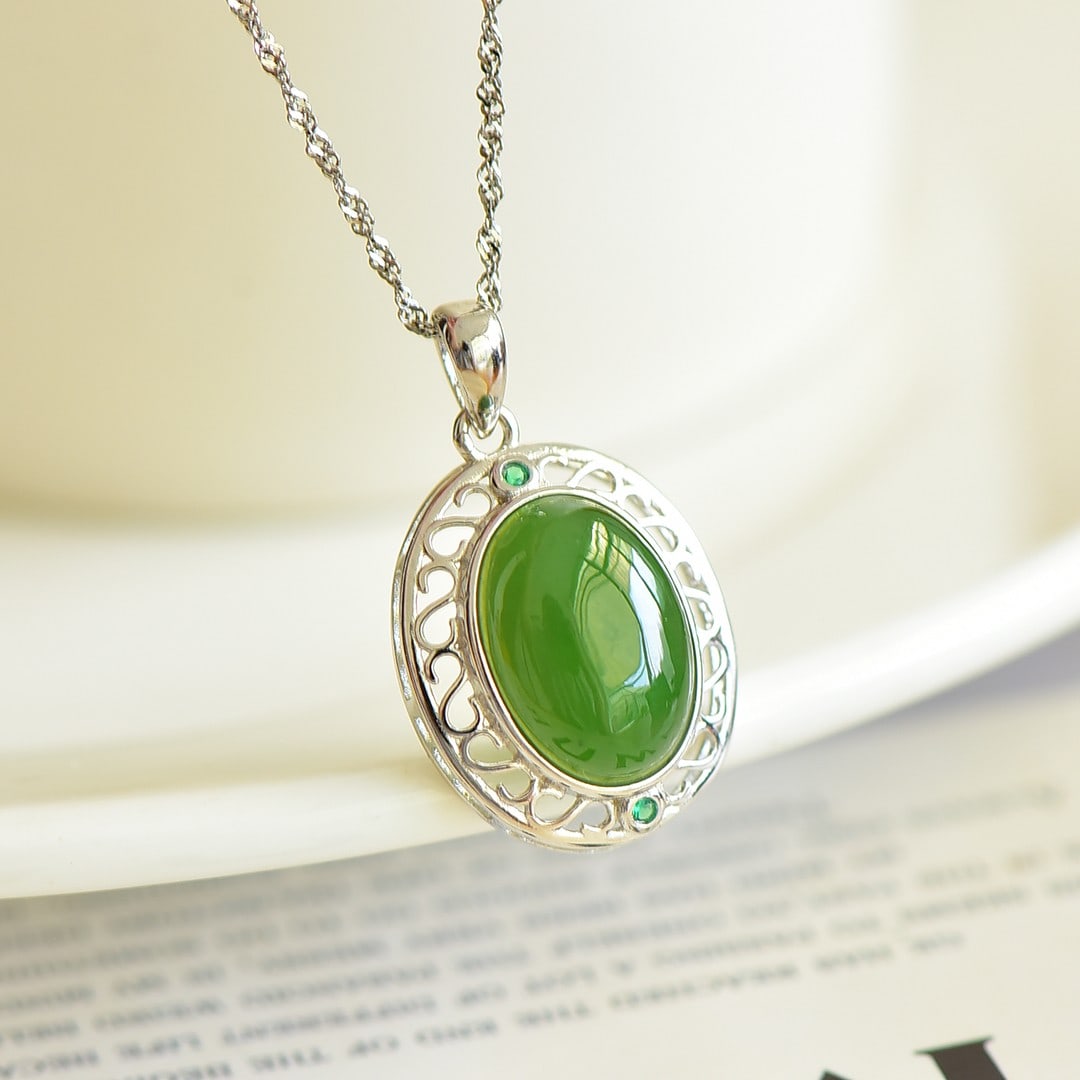 An Exquisite Sterling Silver Inlaid Jasper Necklace: An Exquisite Sterling Silver Inlaid Jasper Necklace,Size:10mmx14mm 纯银镶碧玉项链