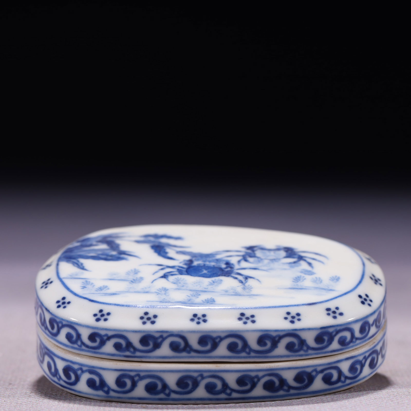 An Exquisite Blue and White Crab Pattern Box with Cover (1 of 11)
