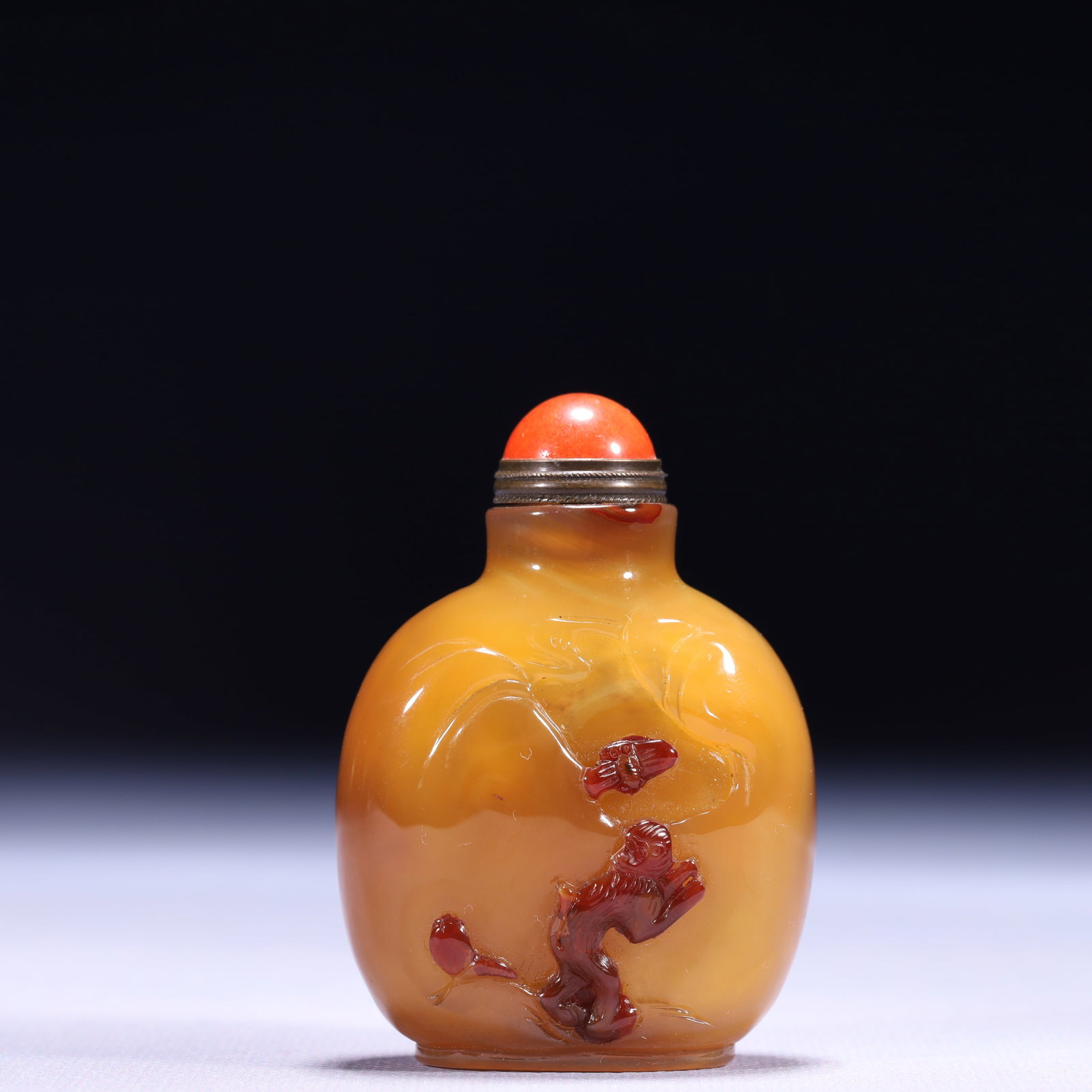 An Exquisite Agate Figure Pattern Snuff Bottle: An Exquisite Agate Figure Pattern Snuff Bottle,Qing Dynasty,China,Size:2inx0.8inx2.6in,Weight:71g 玛瑙人物纹鼻烟壶,中国清代