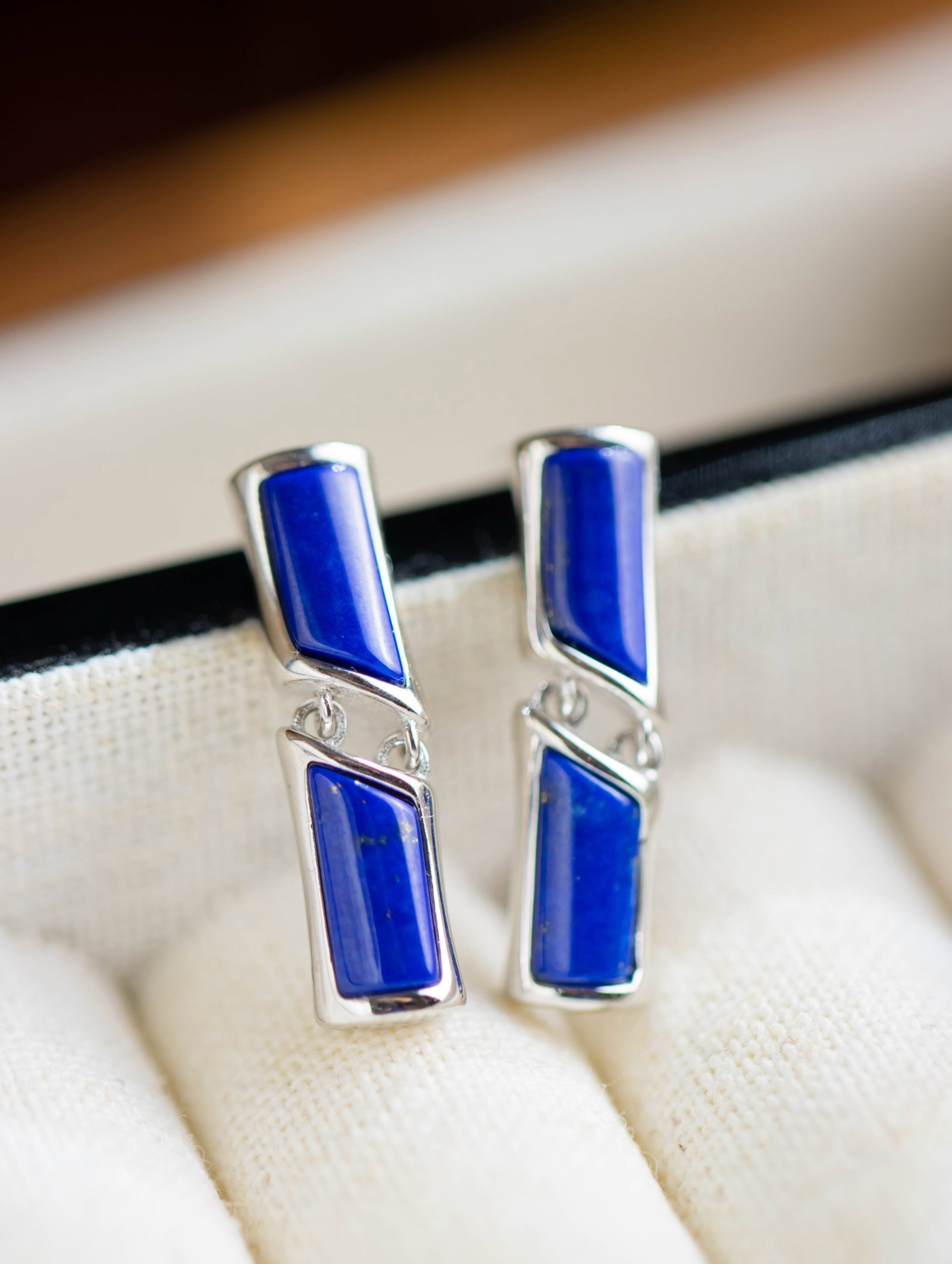 A Pair of Exquisite Sterling Silver Inlaid Lapis Lazuli Earrings: A Pair of Exquisite Sterling Silver Inlaid Lapis Lazuli Earrings 一对纯银镶青金石耳环