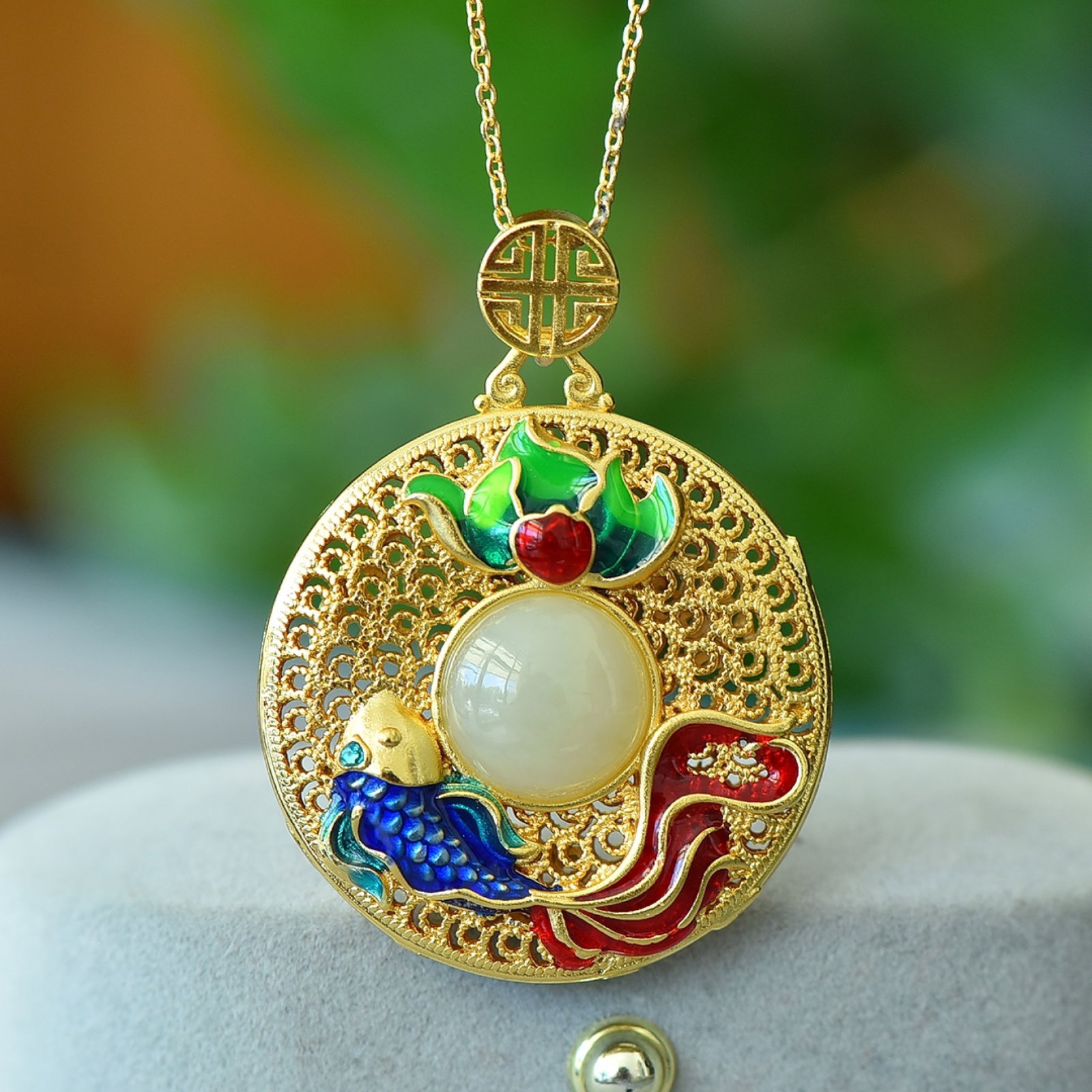 An Exquisite Bronze-Gold Plated Inlaid White Jade Flower and Fish Pattern Necklace: An Exquisite Bronze-Gold Plated Inlaid White Jade Flower and Fish Pattern Necklace,Size:4.7inx4.7in 铜镀金镶白玉花卉鱼纹项链