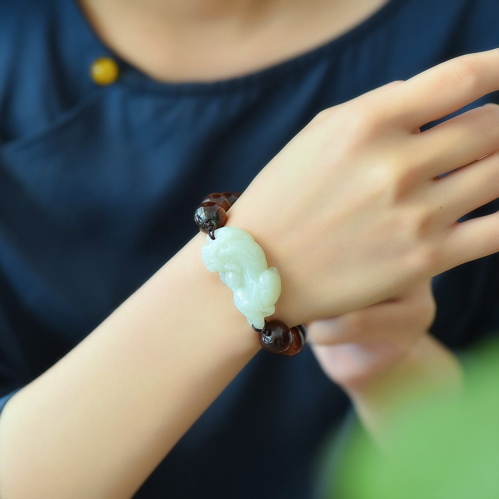 An Exquisite White Jade Auspicious Beast Bracelets: An Exquisite White Jade Auspicious Beast Bracelets,Size:22mmx41mm (寓意)招财 避邪 白玉瑞兽手串