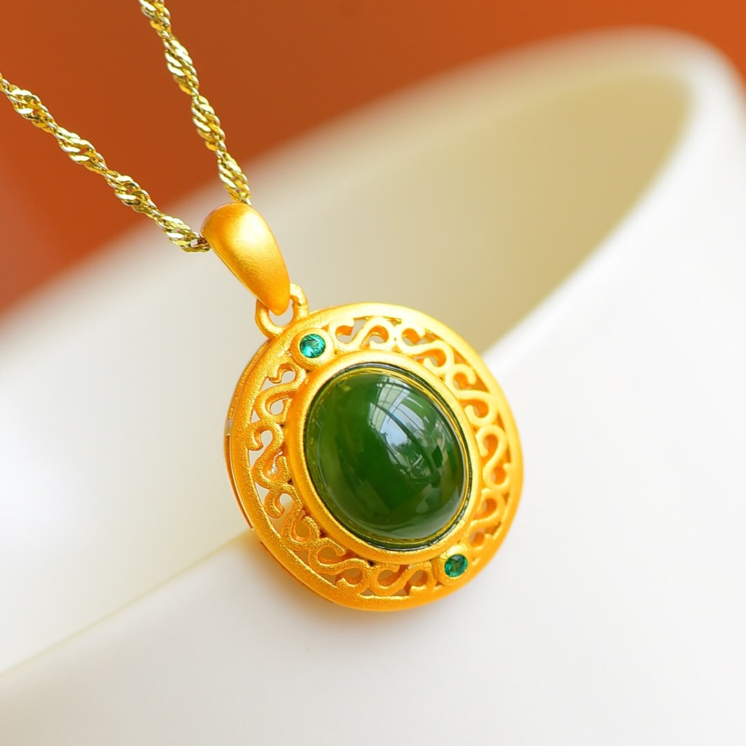 An Exquisite Sterling Silver-Gold Plated Inlaid Jasper Necklace: An Exquisite Sterling Silver-Gold Plated Inlaid Jasper Necklace,Size:9mmx11mm 纯银镀金镶碧玉项链