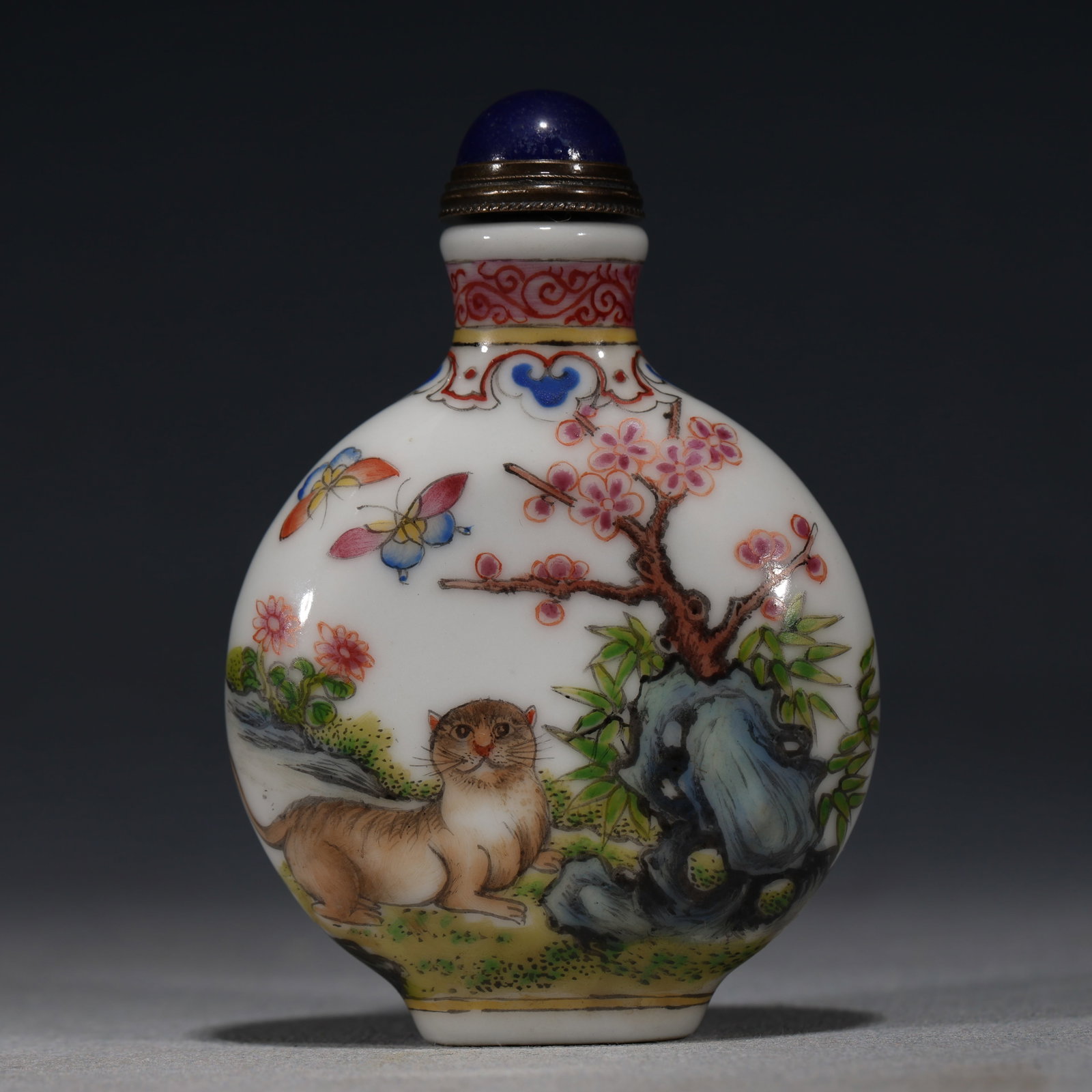 An Exquisite Famille-Rose Cat Butterfly Pattern Snuff Bottle: An Exquisite Famille-Rose Cat Butterfly Pattern Snuff Bottle,Qing Dynasty, China,Kangxi Four-character Mark,Size:2.2in×0.8in×3.1in 粉彩猫蝶图鼻烟