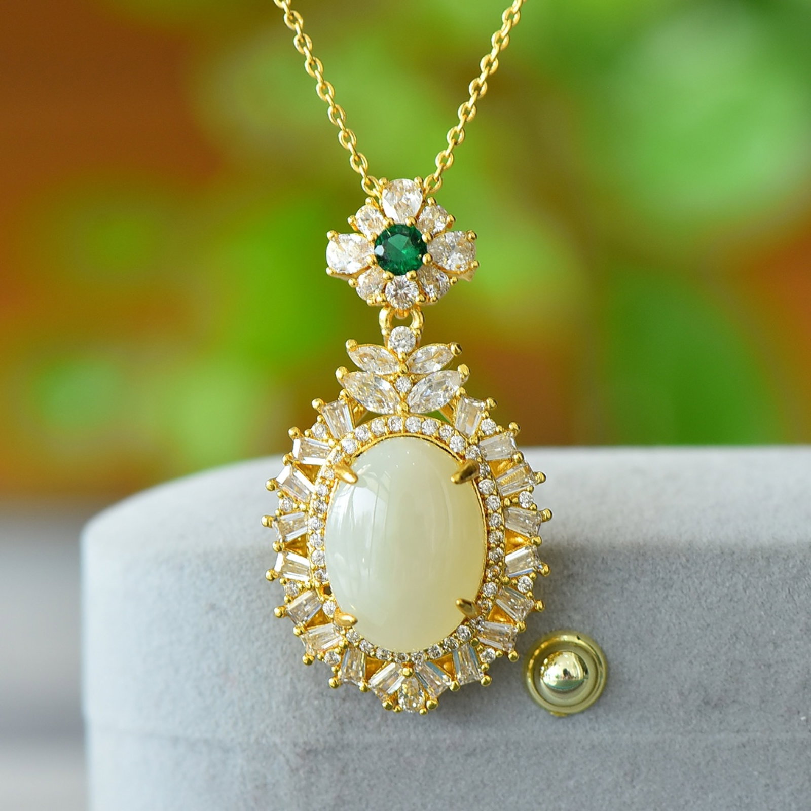 An Exquisite Bronze-Gold Plated Inlaid White Jade Necklace: An Exquisite Bronze-Gold Plated Inlaid White Jade Necklace,Size:4.7inx6.3in 铜镀金镶白玉项链