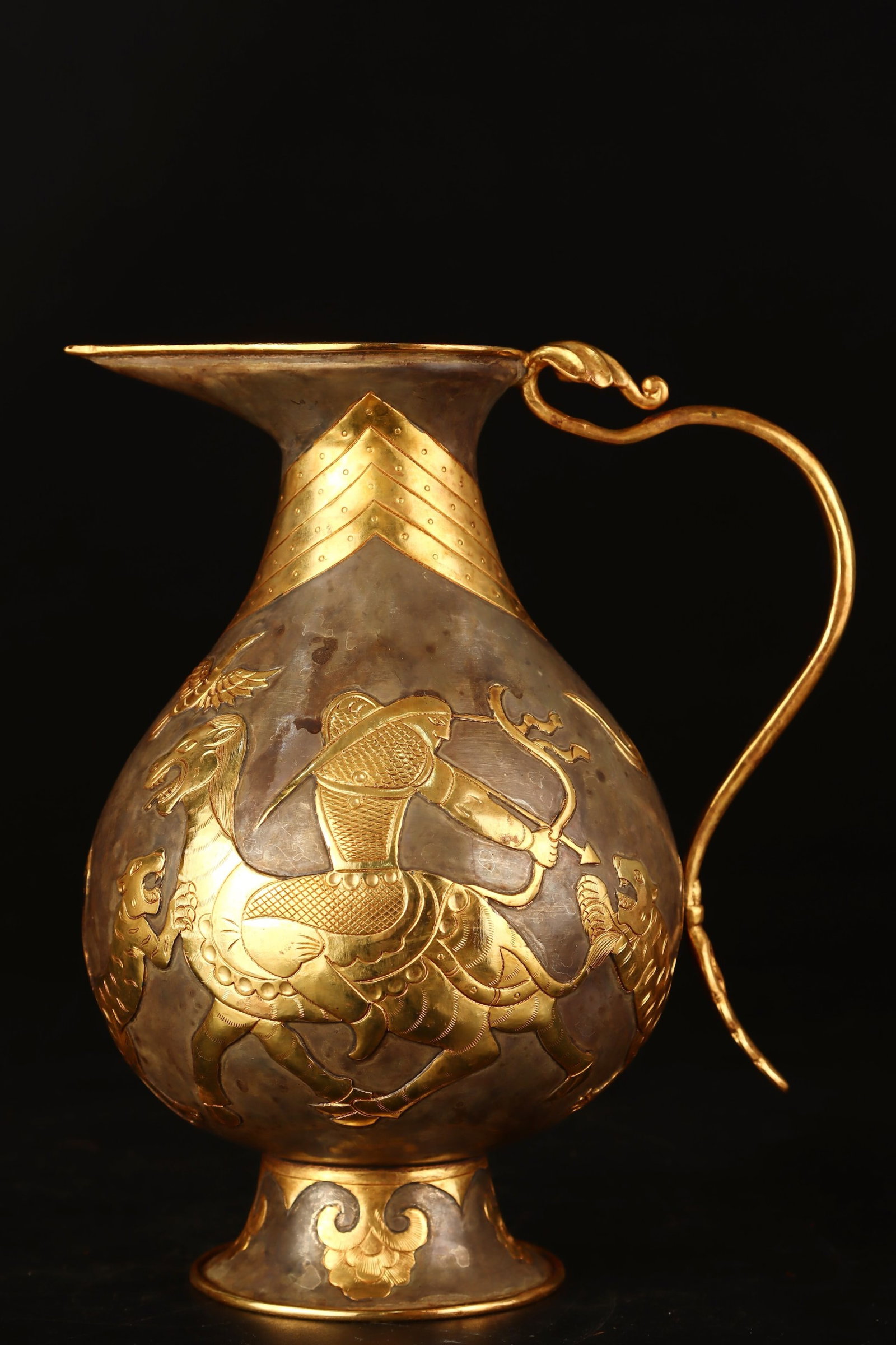 An Exquisite Gilt Bronze Hunting Pattern Vase: An Exquisite Gilt Bronze Hunting Pattern Vase,Qing Dynasty,China,Size:8.1inx6.3inx5.3in,Weight:695g 铜鎏金狩猎纹瓶,中国清代