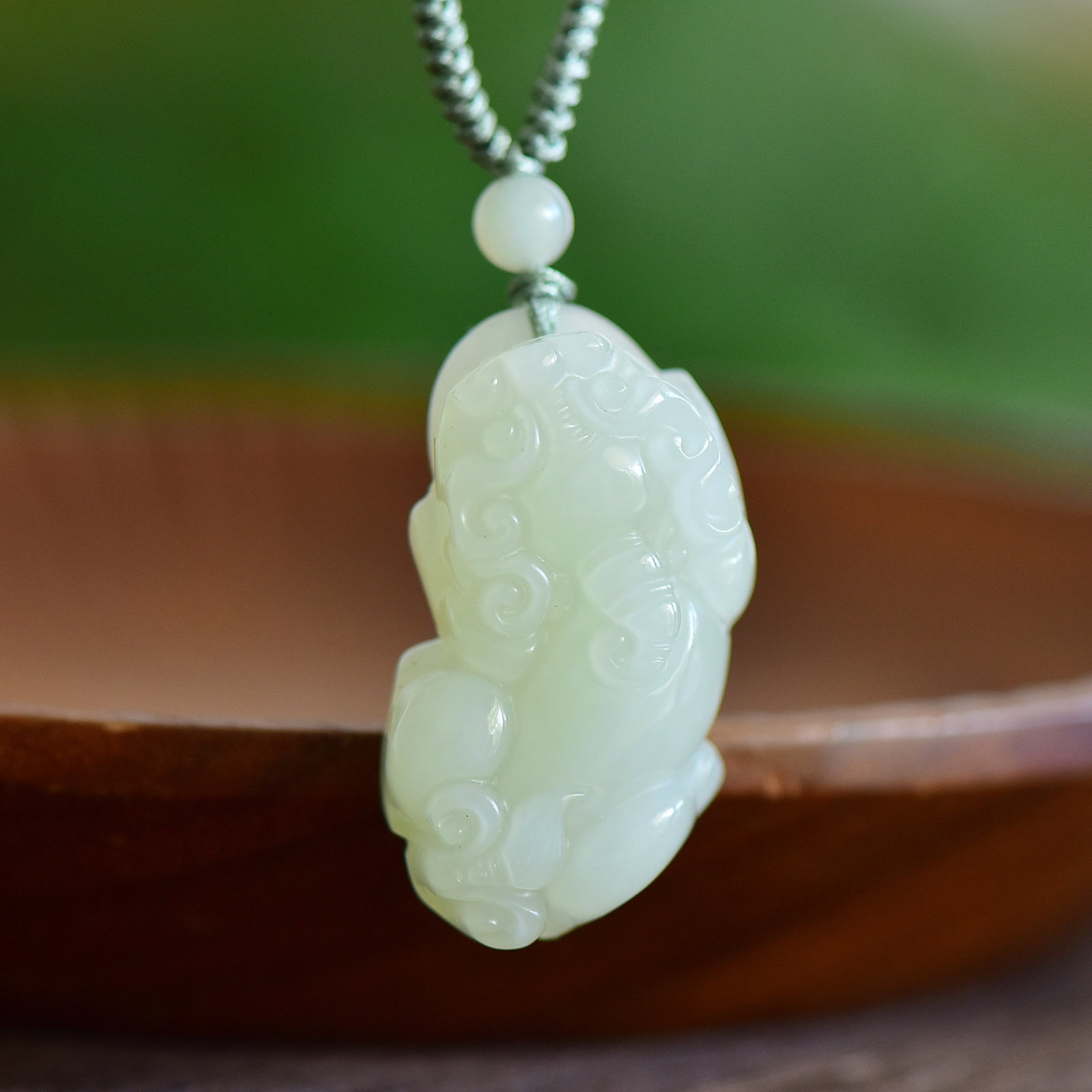 An Exquisite White Jade Auspicious Beast Pendant: An Exquisite White Jade Auspicious Beast Pendant,Size:39mmx20mm 寓意: 天地守护 吉祥如意 辟邪护佑 白玉
