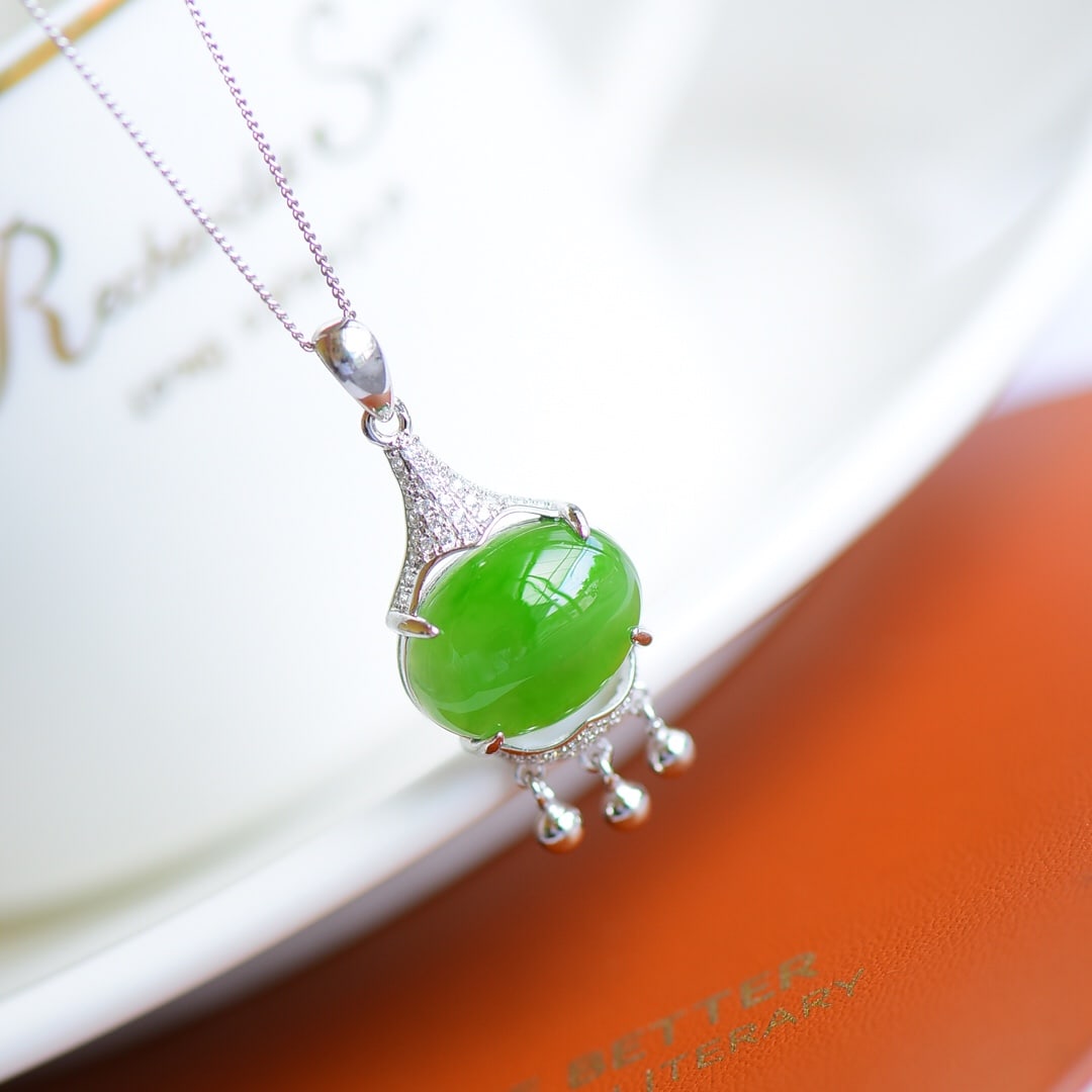 An Exquisite Sterling Silver Inlaid Jasper Necklace,Inlaid Diamond: An Exquisite Sterling Silver Inlaid Jasper Necklace,Inlaid Diamond,Size:12mmx16mm 纯银镶碧玉项链,嵌钻石