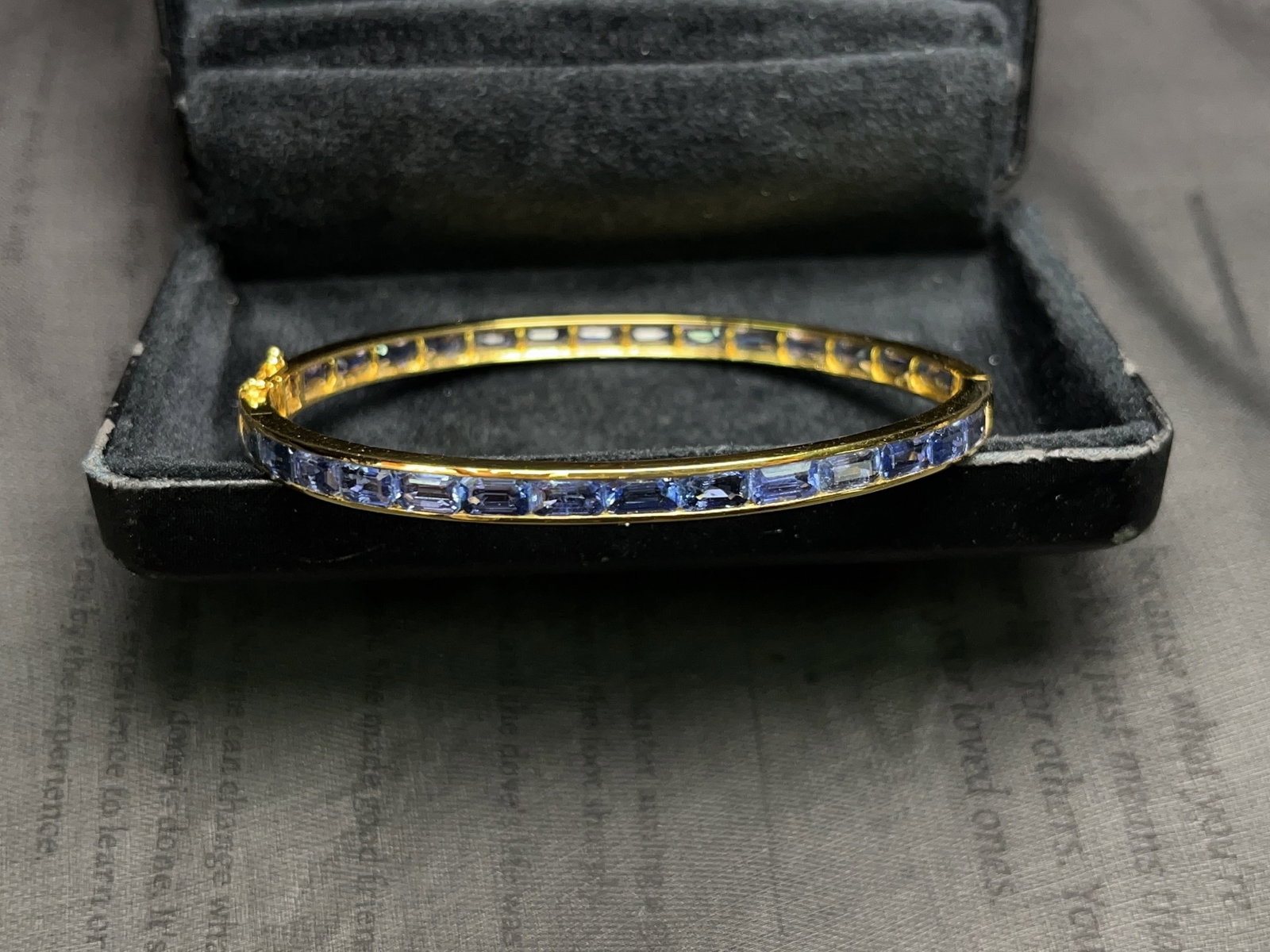 A Exquisite 18k Gold Inlaid 11.95ct Natural Sapphire Bracelets: A Exquisite 18k Gold Inlaid 11.95ct Natural Sapphire Bracelets,Total Weight:8.21g 18k金镶 11.95ct 天然蓝宝石手镯