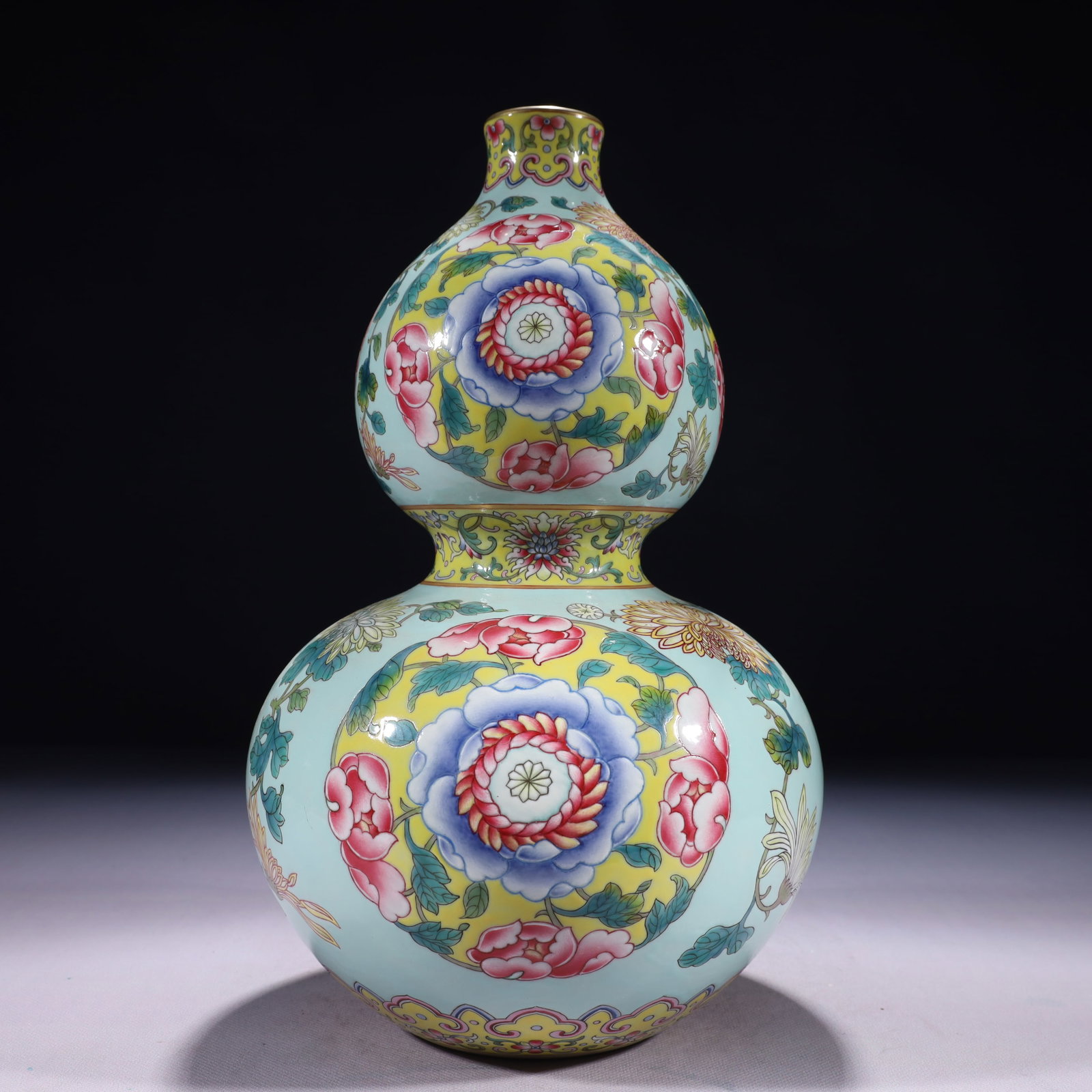 An Exquisite Turquoise Glazed Famille-Rose Painted Gold Flower Pattern Gourd-Shaped Vase (1 of 10)