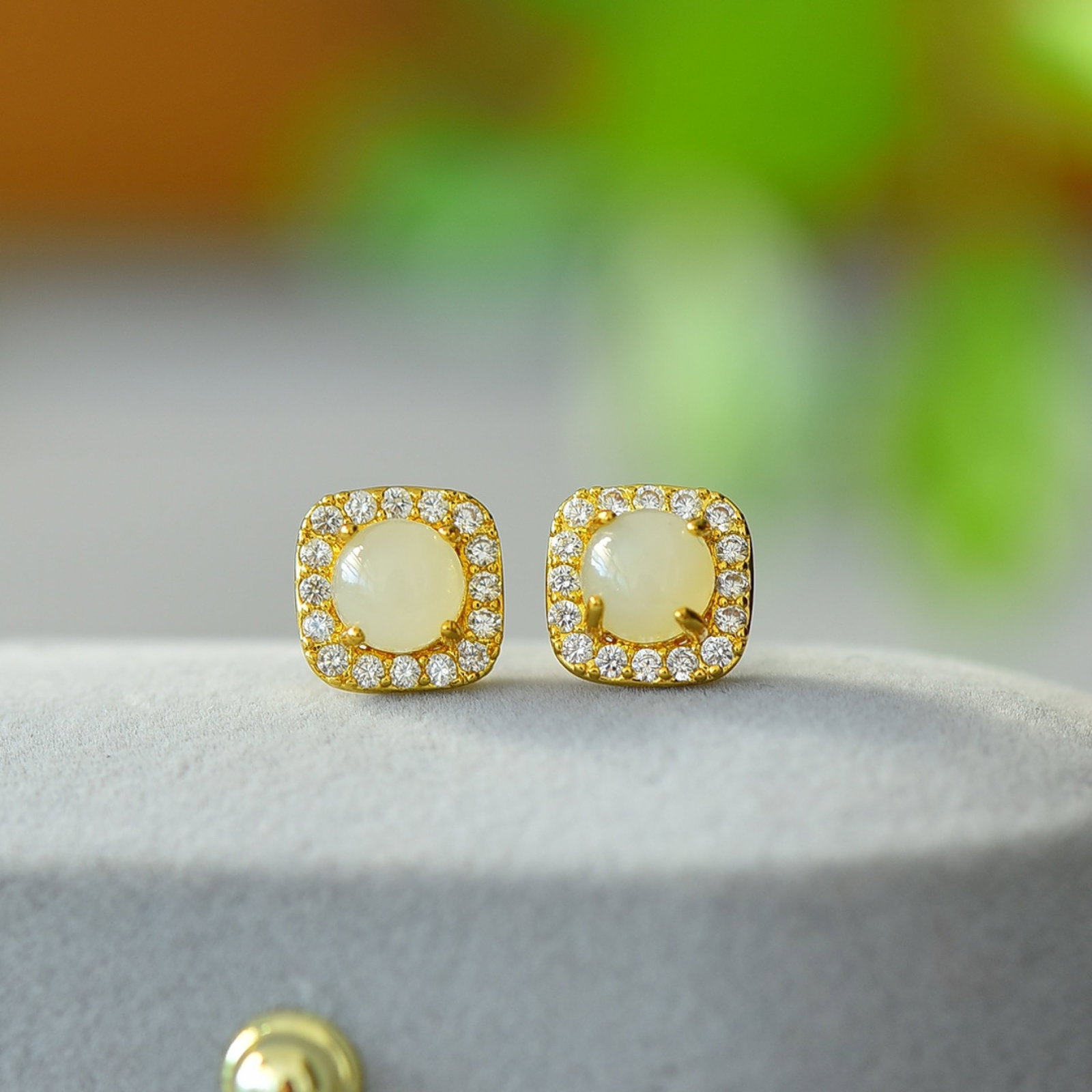 A Pair of Exquisite Bronze-Gold Plated Inlaid White Jade Earrings,Inlaid Diamond: A Pair of Exquisite Bronze-Gold Plated Inlaid White Jade Earrings,Inlaid Diamond,Size:6mmx6mm 一对铜镀金镶白玉耳钉,嵌钻石