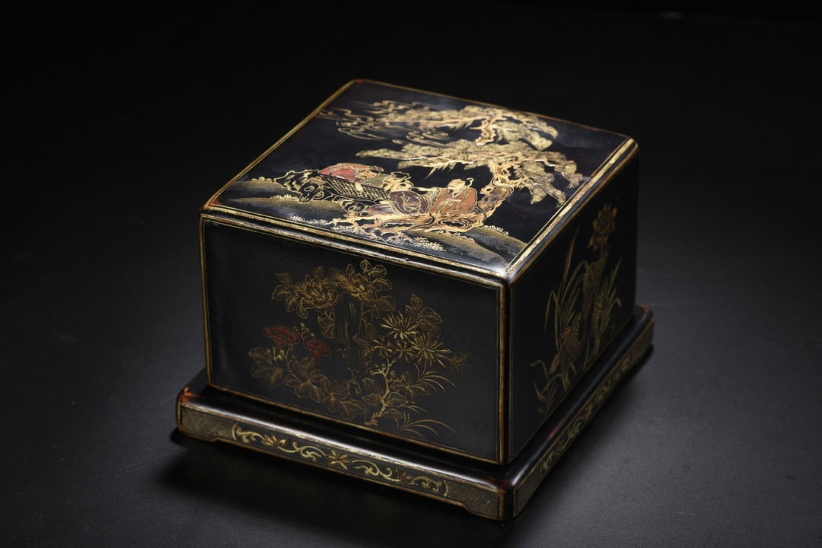 An Exquisite Carved Lacquer Painted Gold Character and Story Pattern Box with Cover: An Exquisite Carved Lacquer Painted Gold Character and Story Pattern Box with Cover,Qing Dynasty,China,Size:4.3inx6.3in,Weight:580g