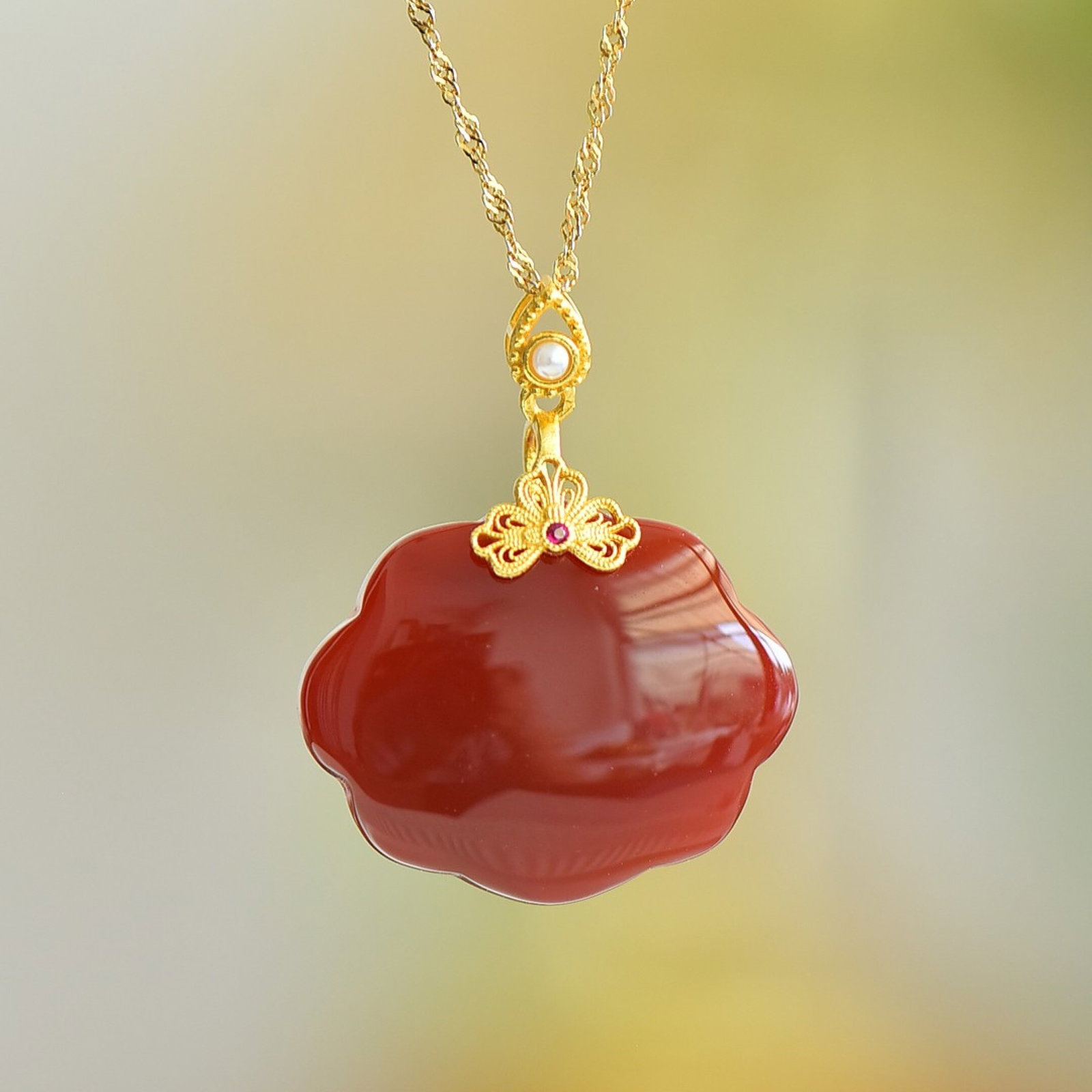An Exquisite Sterling Silver-Gold Plated Inlaid Red Agate Necklace: An Exquisite Sterling Silver-Gold Plated Inlaid Red Agate Necklace,Size:22mmx27mm 纯银镀金镶红玛瑙项链