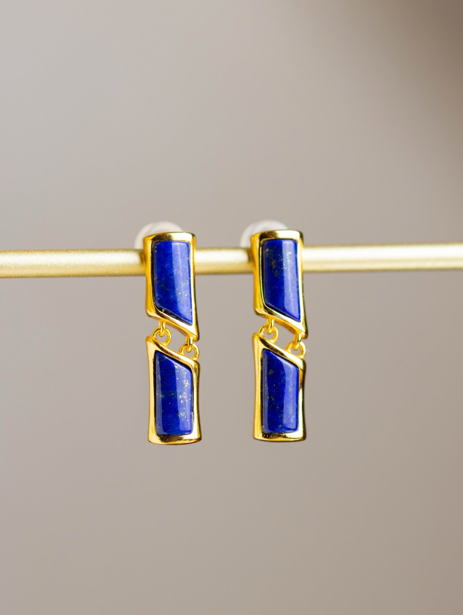 A Pair of Exquisite Sterling Silver-Gold Plated Inlaid Lapis Lazuli Earrings: A Pair of Exquisite Sterling Silver-Gold Plated Inlaid Lapis Lazuli Earrings 一对纯银镀金镶青金石耳环