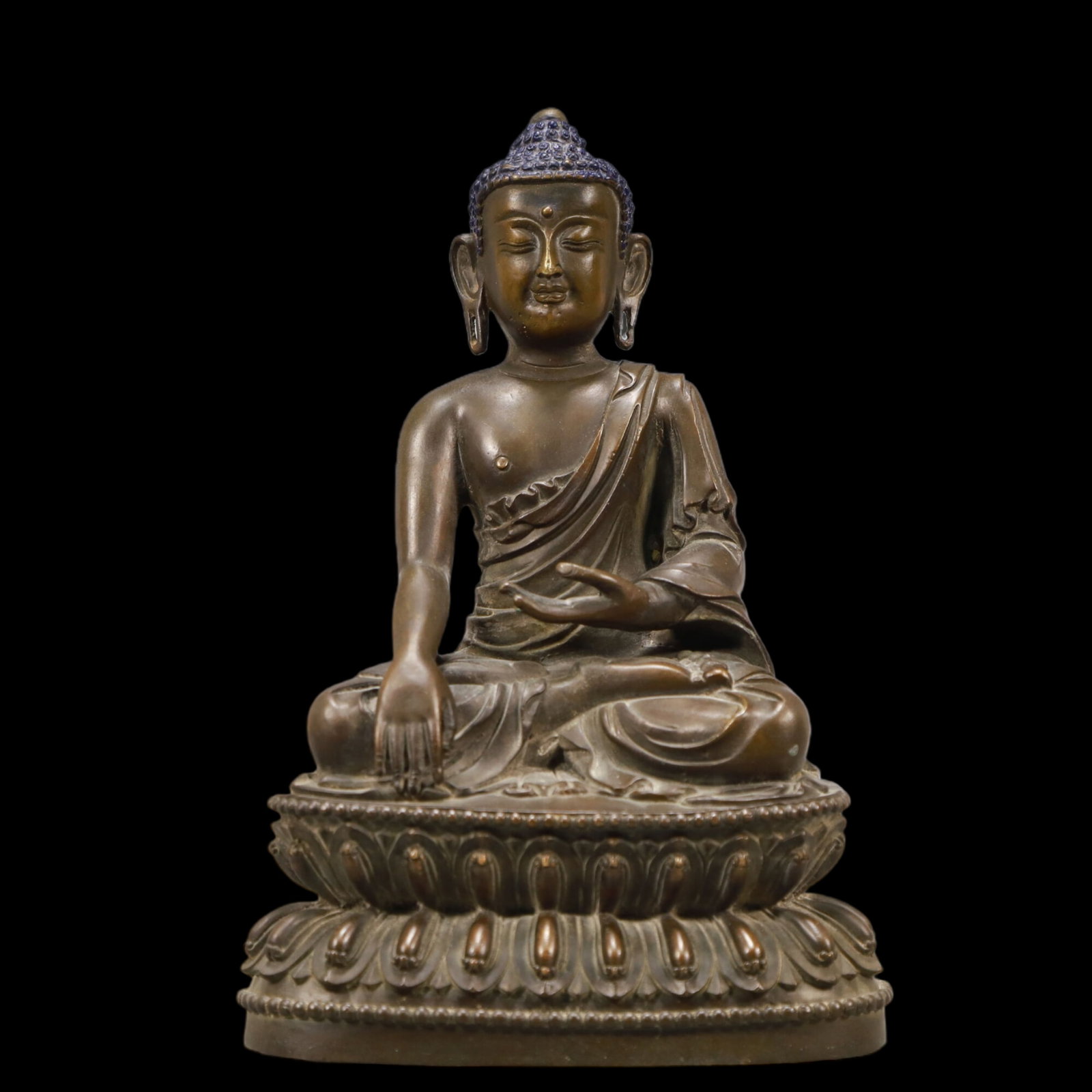 A Solemn Bronze Statue of Sakyamuni: A Solemn Bronze Statue of Sakyamuni,Qing Dynasty, China,Size:4.7inx3.1inx7.7in,Weight:1240g 铜释迦摩尼像,中国清代