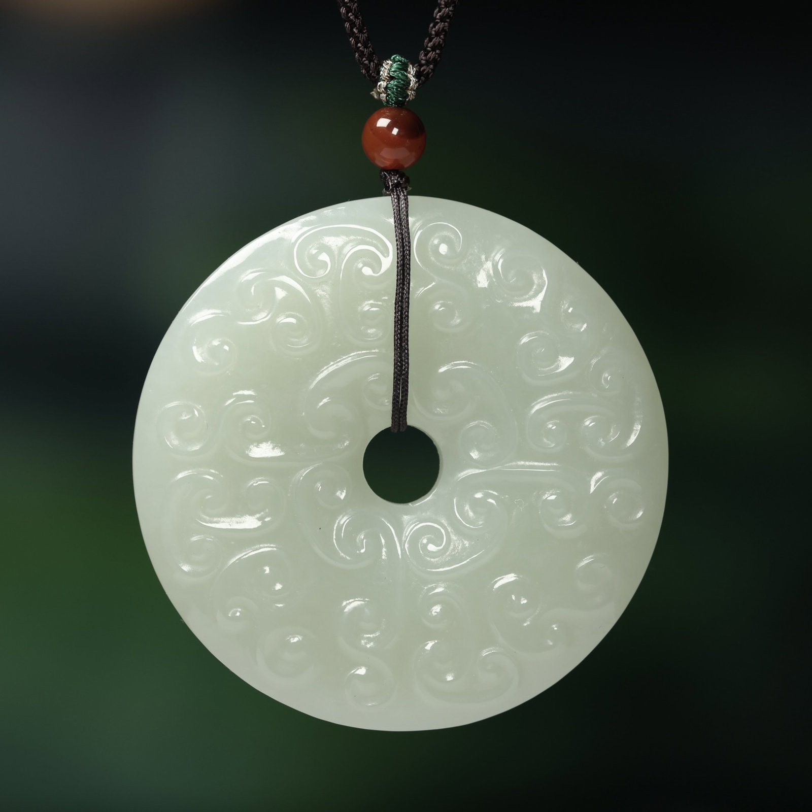 An Exquisite White Jade Pendant: An Exquisite White Jade Pendant,Size:45mmx45mm (寓意)吉祥 时尚 大气 白玉吊坠