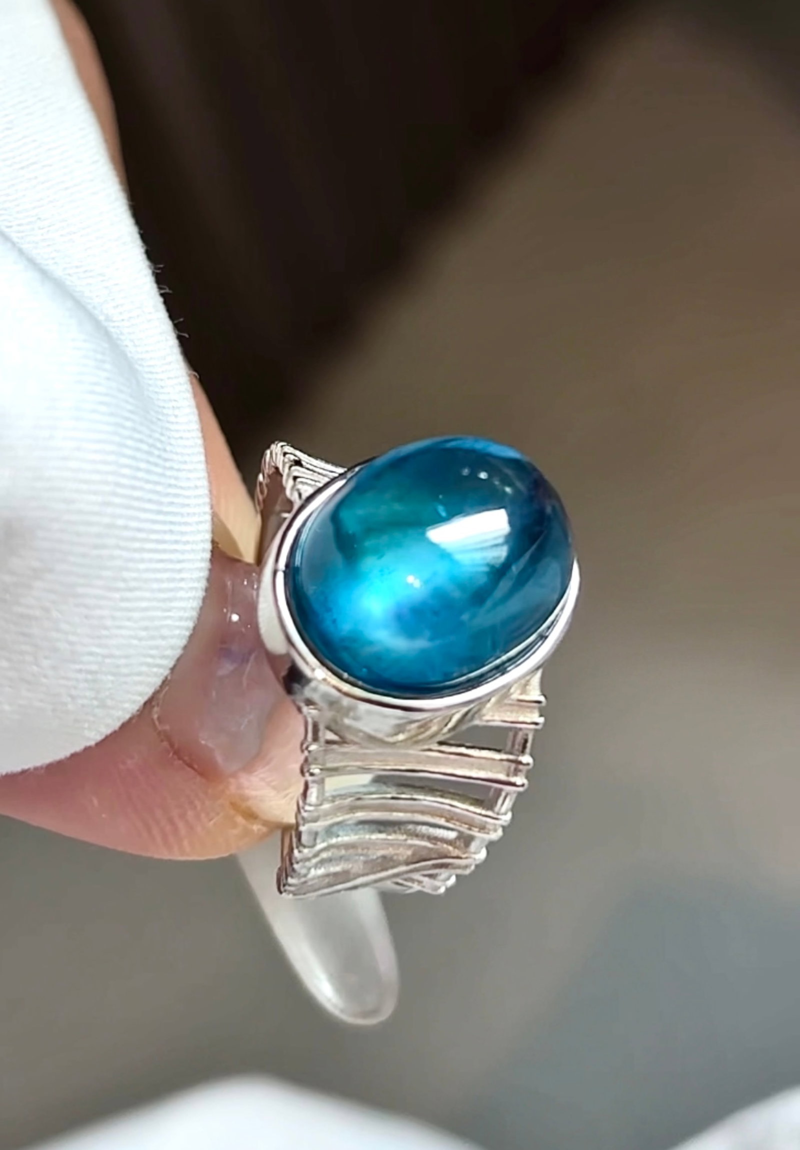 An Exquisite Sterling Silver Inlaid Aquamarine Ring: An Exquisite Sterling Silver Inlaid Aquamarine Ring,Size:14mmx11mm,Weight:6.2g 纯银镶海蓝宝戒指