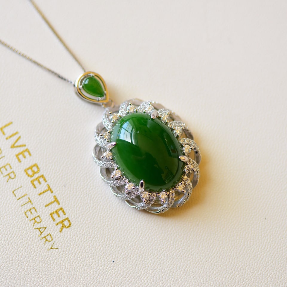 An Exquisite Sterling Silver Inlaid Jasper Necklace,Inlaid Diamond: An Exquisite Sterling Silver Inlaid Jasper Necklace,Inlaid Diamond,Size:15mmx20mm 纯银镶碧玉项链,嵌钻石