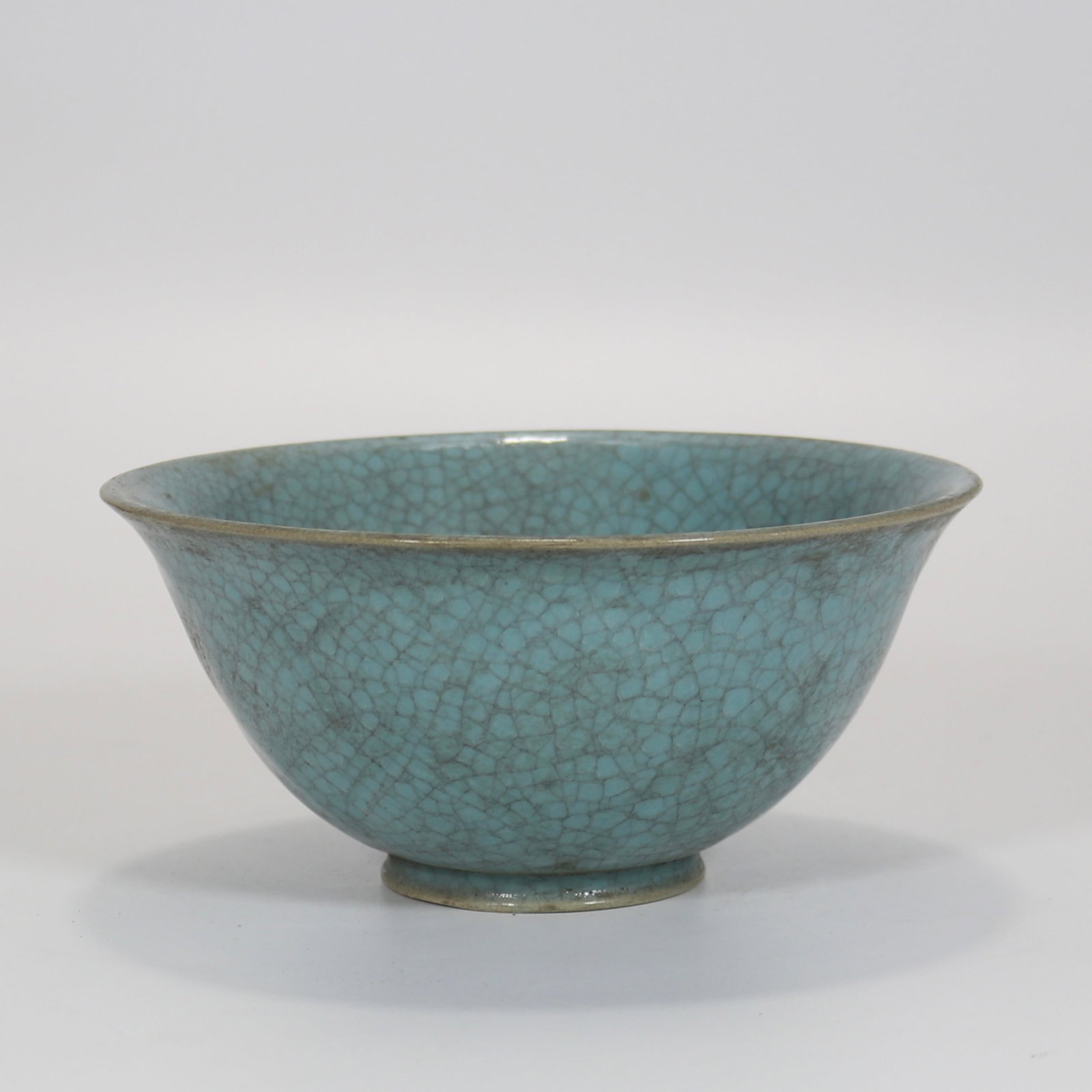 A fine Ru ware sky-blue celadon bowl with ice-crackle pattern: A fine Ru ware sky-blue celadon bowl with ice-crackle pattern, Song Dynasty, China, Size:3.3inx6.9in 汝窑天青釉冰片纹碗,中国宋&#