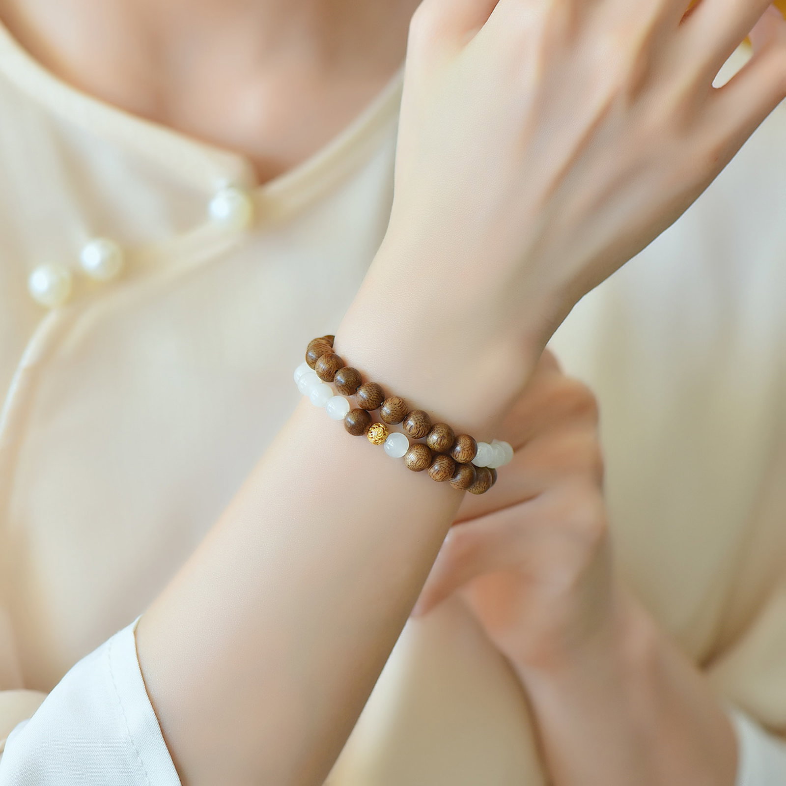 An Exquisite White Jade Eaglewood Bracelets: An Exquisite White Jade Eaglewood Bracelets,Size:6mm 白玉沉香木手串