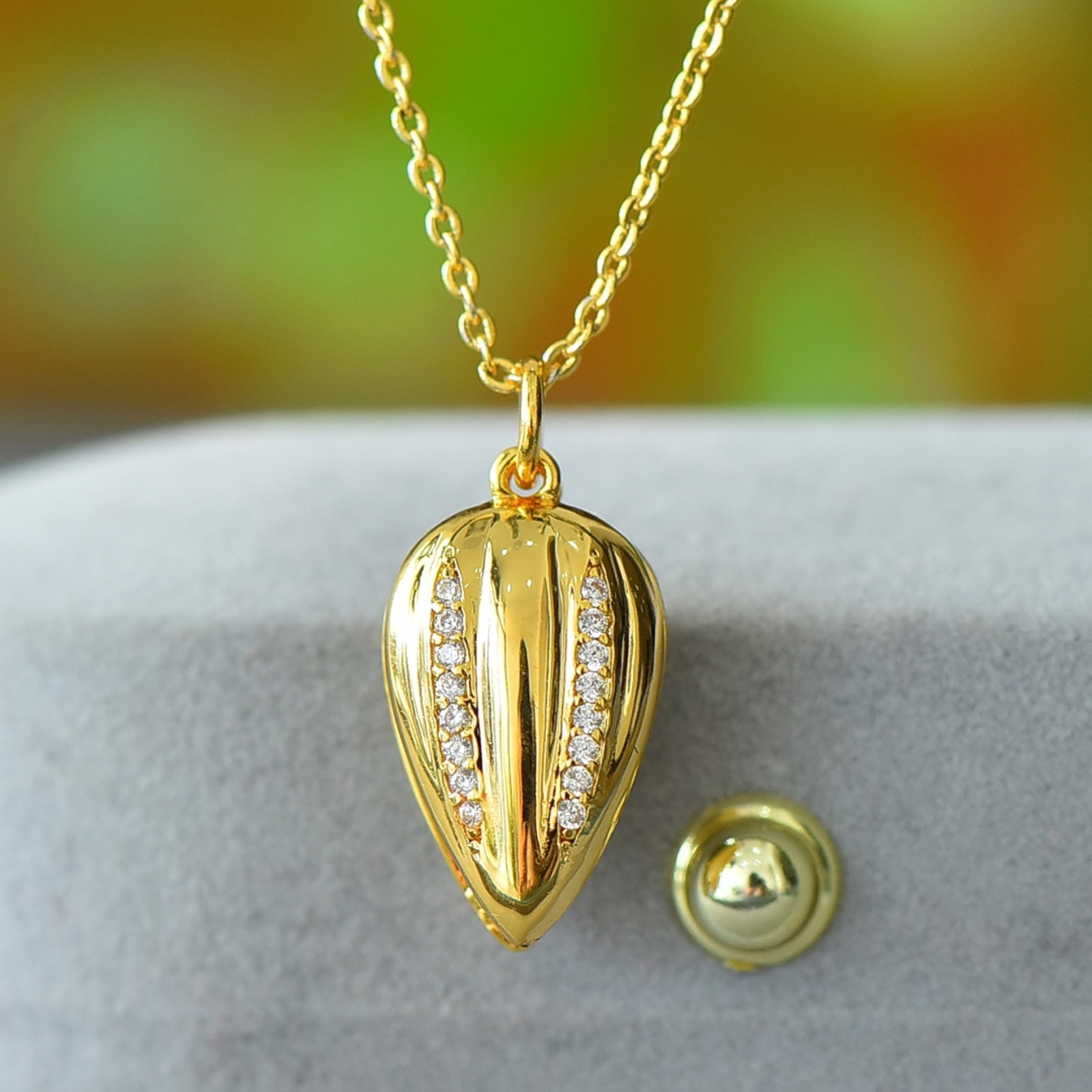 An Exquisite Bronze-Gold Plated Inlaid White Jade Necklace: An Exquisite Bronze-Gold Plated Inlaid White Jade Necklace,Size:3.1inx4.7in 铜镀金镶白玉项链