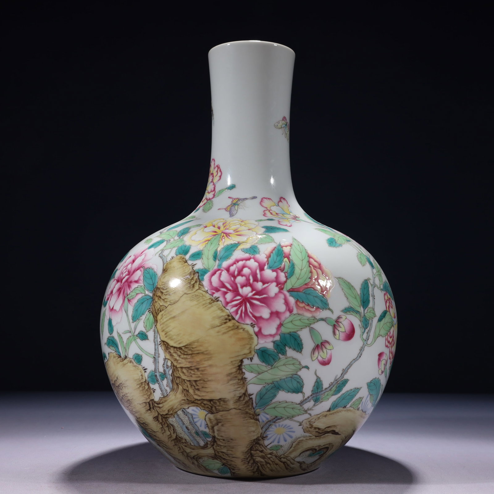 An Exquisite Famille-Rose Flower and Butterfly Pattern Vase,with poem: An Exquisite Famille-Rose Flower and Butterfly Pattern Vase,with poem,Qing Dynasty,China,Yongzheng Six-character Mark,Size:9.1inx14.6in,Weight:3550g 粉彩花卉蝴蝶