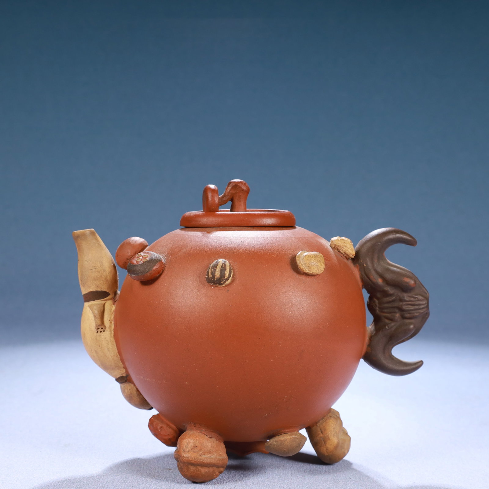 A Brilliant Yixing Clay 'Melon' Ewer: A Brilliant Yixing Clay 'Melon' Ewer. Chinese Republic Period. Size:6.5inx4.3inx4.7in. Weight:370g 民国 瓜果形紫砂壶