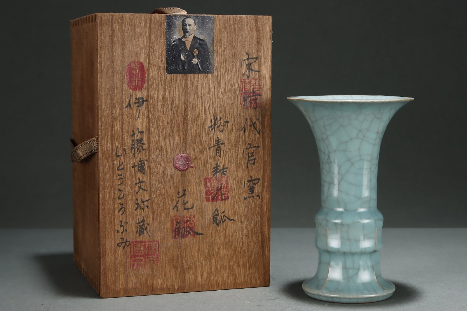 An Exquisite Guan yao Celadon Glazed Vase: An Exquisite Guan yao Celadon Glazed Vase,Song Dynasty,China,Size:7.8inx4.9in 官窑粉青釉花瓶,中国宋代