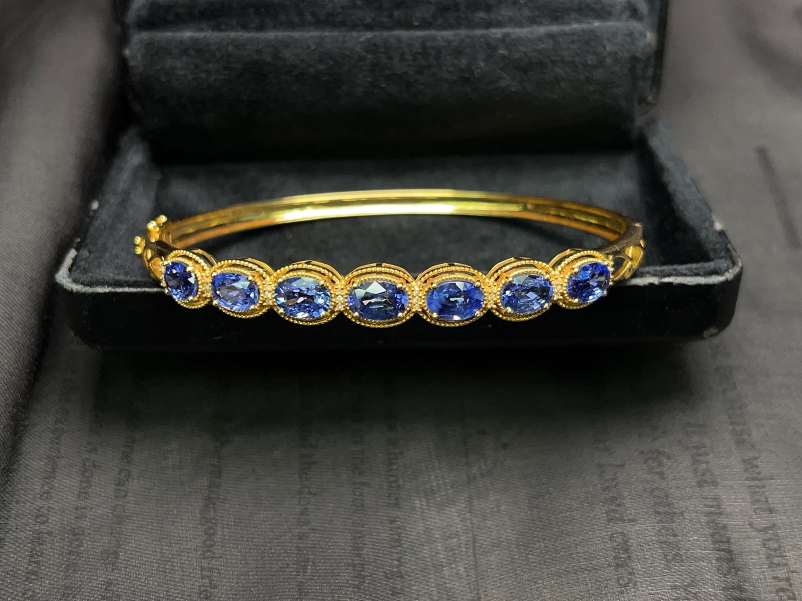 A Exquisite 18k Gold Inlaid 4.75ct Natural Sapphire Bracelets,Inlaid Diamond: A Exquisite 18k Gold Inlaid 4.75ct Natural Sapphire Bracelets,Inlaid Diamond,Total Weight:8.52g 18k金镶 4.75ct 天然蓝宝石手镯,嵌钻