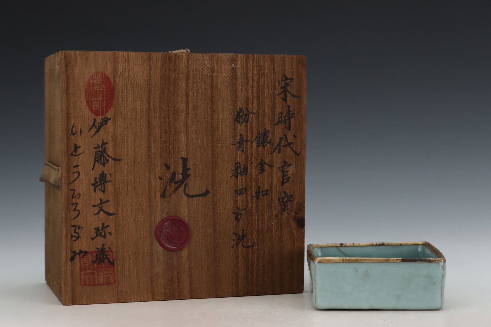An Exquisite Guan yao Celadon Glazed Painted Gold Brush Washer,with an Imperial Poem by Emperor: An Exquisite Guan yao Celadon Glazed Painted Gold Brush Washer,with an Imperial Poem by Emperor Qianlong,Song Dynasty,China,Size:1.5inx3.7in 官窑粉青釉描金