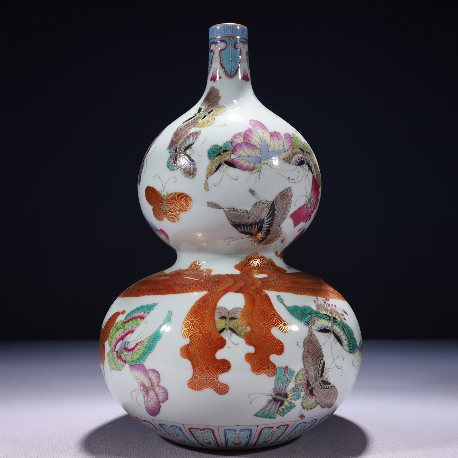 An Exquisite Famille-Rose Painted Gold Flower and Butterfly Pattern Gourd-Shaped Vase: An Exquisite Famille-Rose Painted Gold Flower and Butterfly Pattern Gourd-Shaped Vase,Qing Dynasty,China,Qianlong Six-character Mark,Size:7.5inx13in,Weight:2150g 粉彩描金഑
