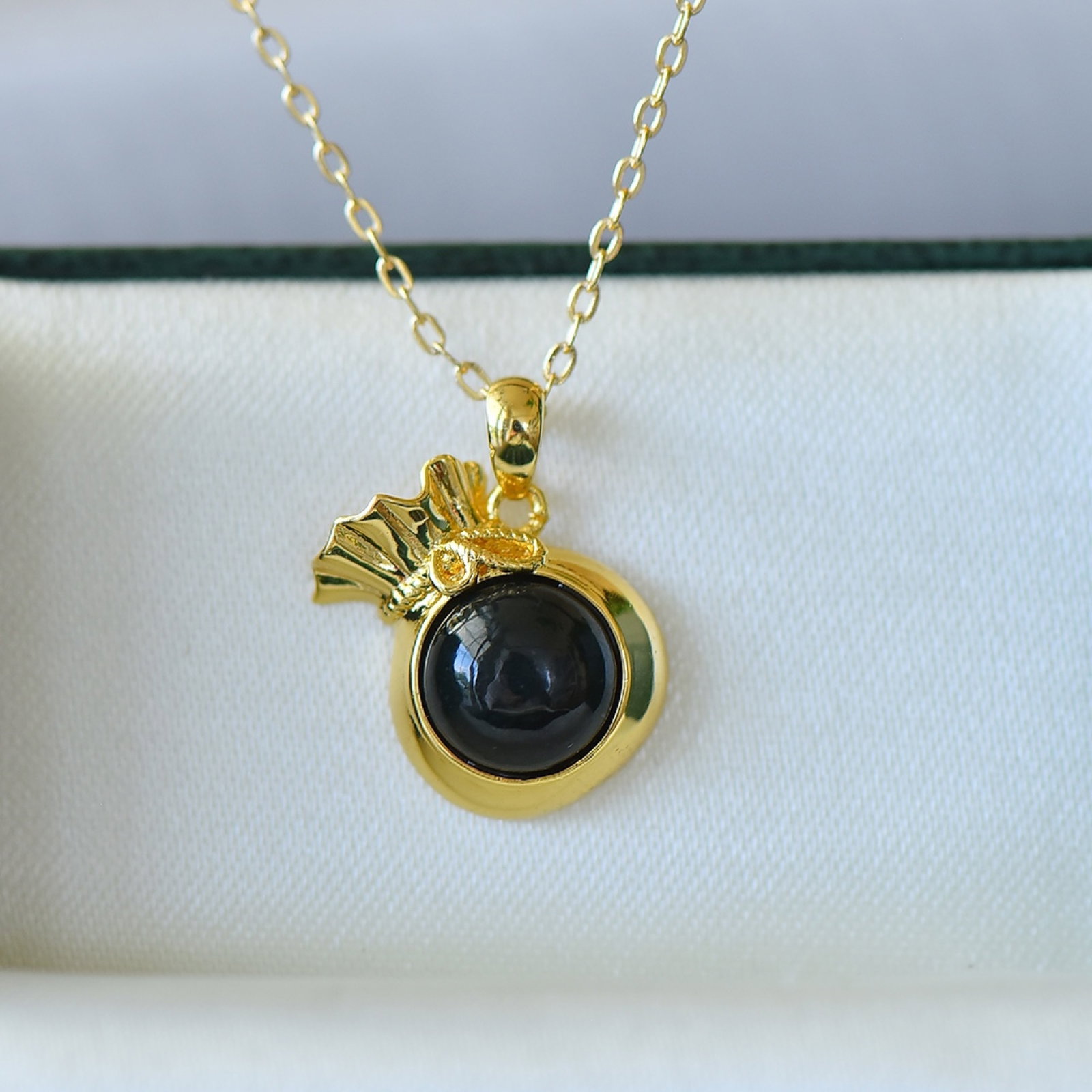 An Exquisite Bronze-Gold Plated Inlaid Green Jade Necklace: An Exquisite Bronze-Gold Plated Inlaid Green Jade Necklace,Size:10mmx10mm 铜镀金镶青玉项链