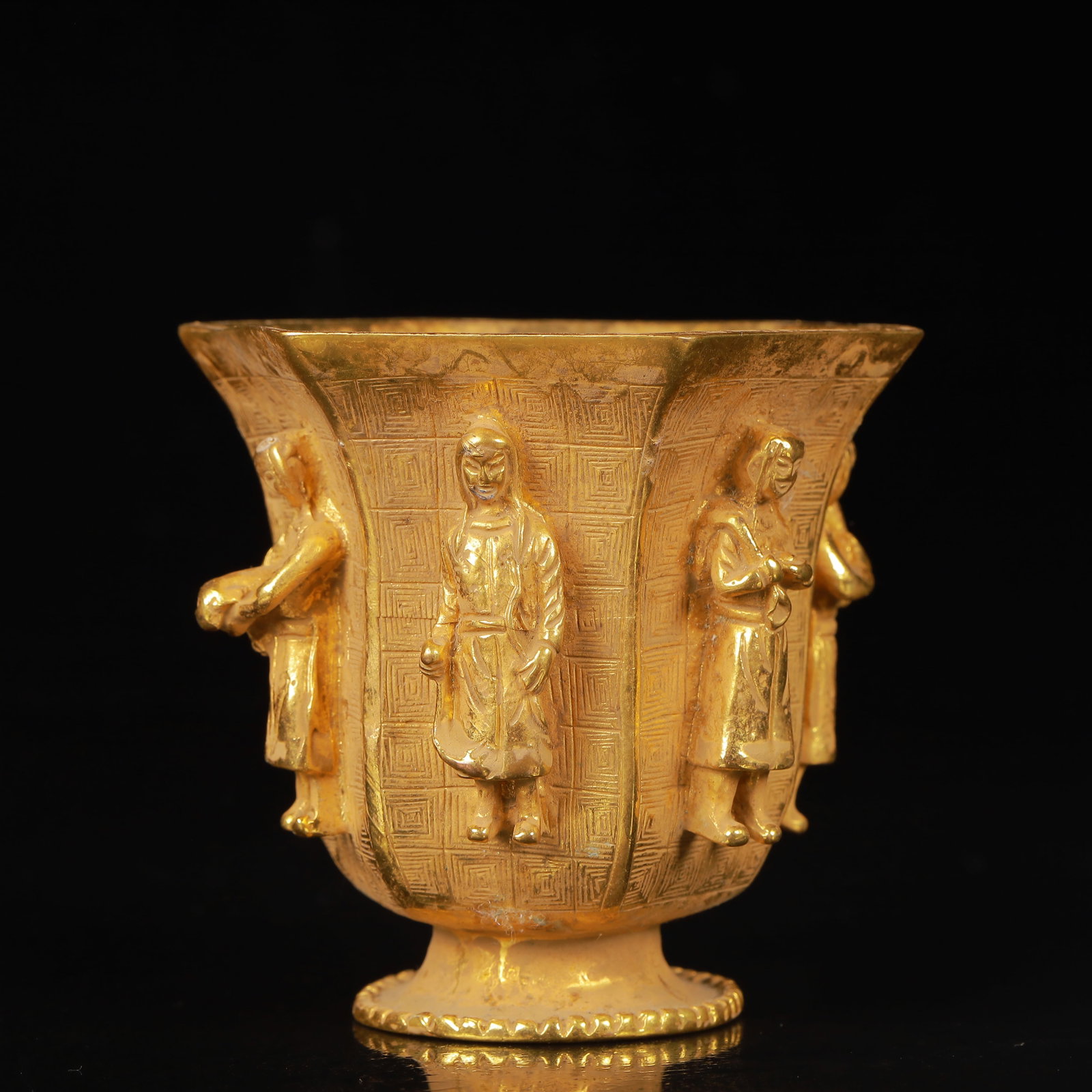 An Exquisite Gilt Bronze Figure Cup: An Exquisite Gilt Bronze Figure Cup,Qing Dynasty,China,Size:3.9inx3.5in,Weight:726g 铜鎏金人物杯,中国清代