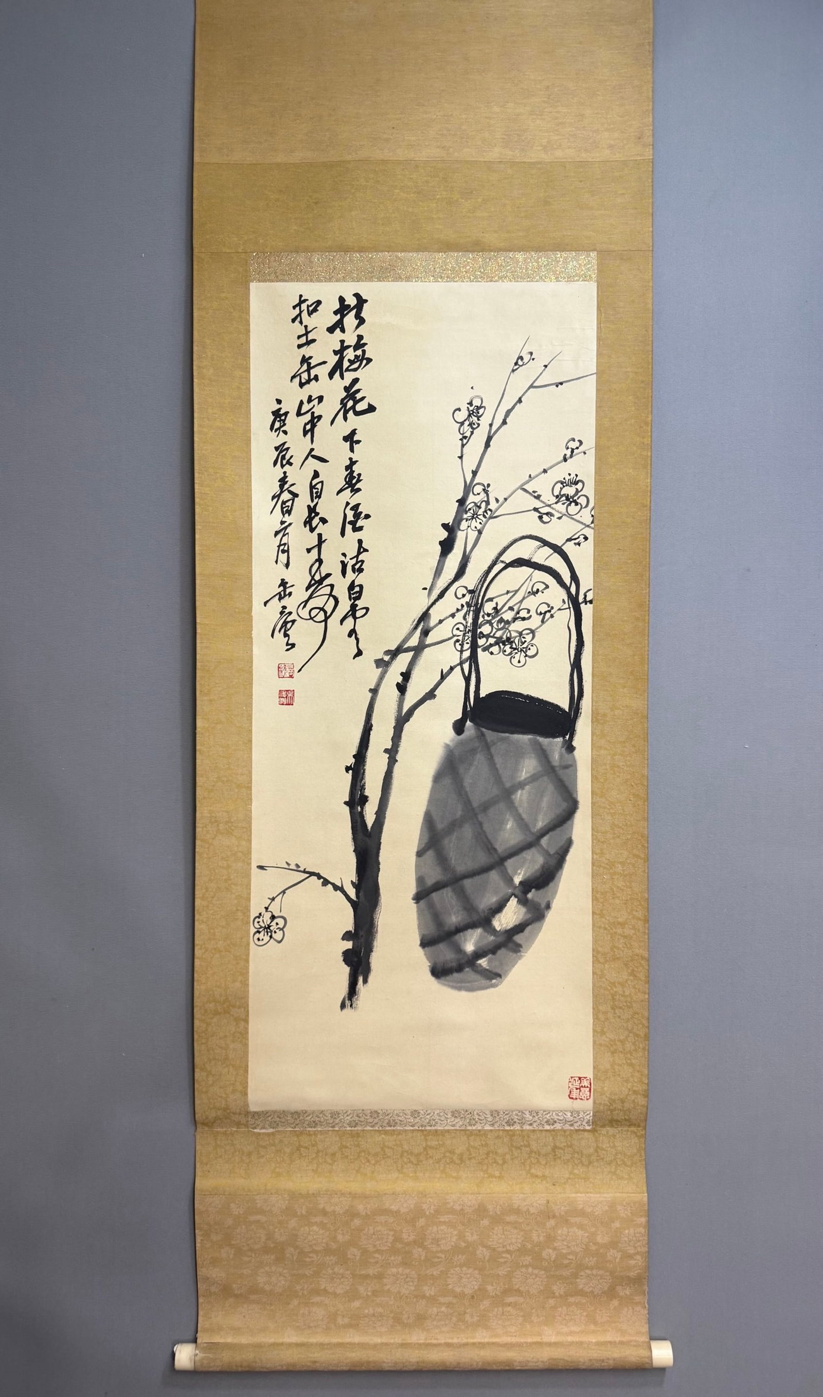 A Chinese Vertical Scroll Ink Painting of Flower on Paper: A Chinese Vertical Scroll Ink Painting of Flower on Paper,Wu Changshuo,Size:37.4inx16.1in 一幅中国水墨花卉画立轴,吴昌Ĵ