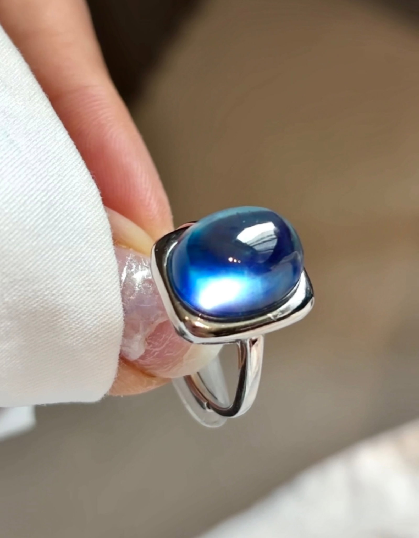 An Exquisite Sterling Silver Inlaid Aquamarine Ring: An Exquisite Sterling Silver Inlaid Aquamarine Ring,Size:14mmx10.2mm,Weight:4g 纯银镶海蓝宝戒指