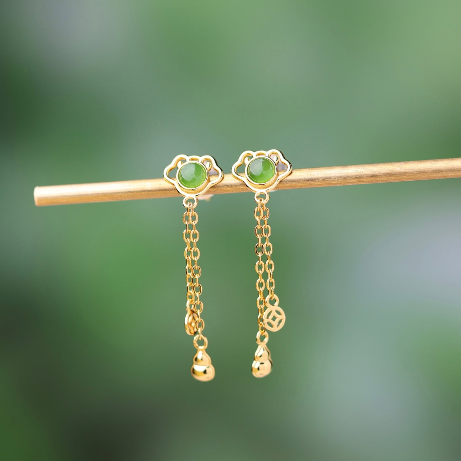 A Pair of Exquisite Sterling Silver-Gold Plated Inlaid Jasper Earrings: A Pair of Exquisite Sterling Silver-Gold Plated Inlaid Jasper Earrings,Size:5mmx5mm 一对纯银镀金镶碧玉耳环