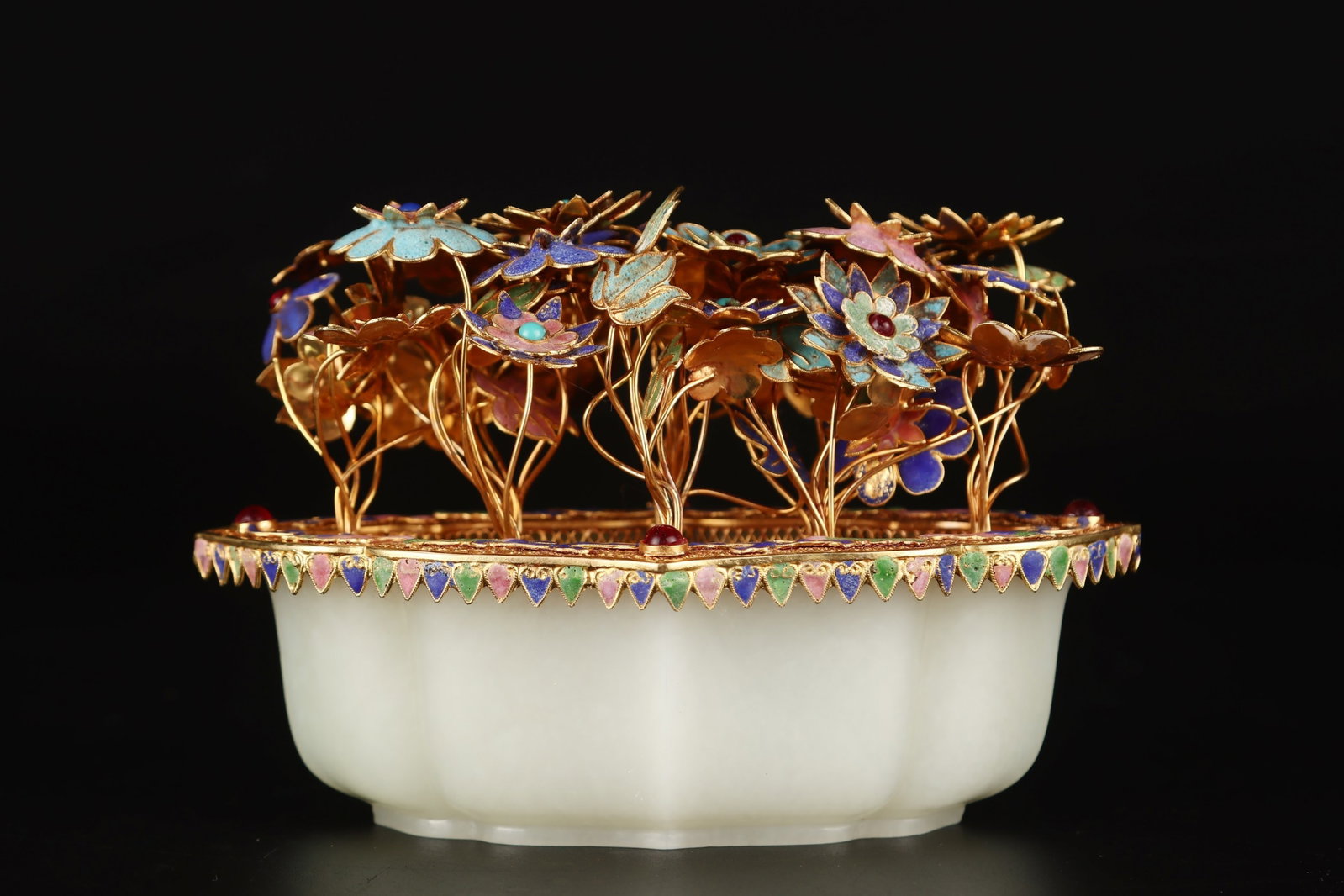 An Exquisite White Jade Gilt Flower Pattern Basin,Inlaid Gems: An Exquisite White Jade Gilt Flower Pattern Basin,Inlaid Gems,Qing Dynasty,China,Qianlong Four-character Mark,Size:5.9inx3.1inx4.3in,Weight:420g 白玉鎏金花卉纹