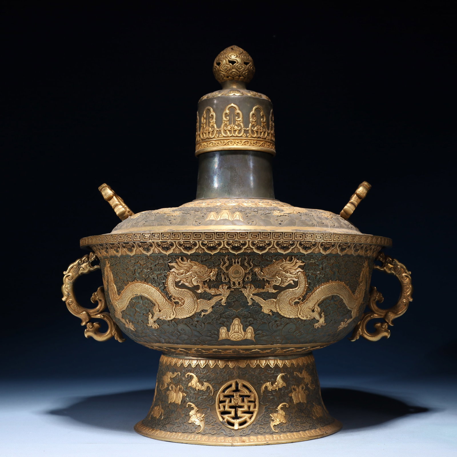 An Exquisite Silver-Gilt Bronze Dragon Pattern Ornament: An Exquisite Silver-Gilt Bronze Dragon Pattern Ornament,Qing Dynasty,China,Size:13.8inx15.7inx13.8in,Weight:8300g 铜鎏金龙纹摆件,中国清É