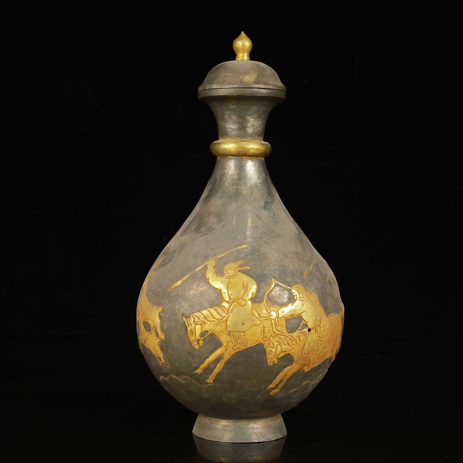 An Exquisite Gilt Silver Figure Pattern Vase,with Poem: An Exquisite Gilt Silver Figure Pattern Vase,with Poem,Tang Dynasty,China,Zhenguan Four-Character Mark,Size:4.3inx8.3in,Weight:600g 银鎏金人物纹瓶,带