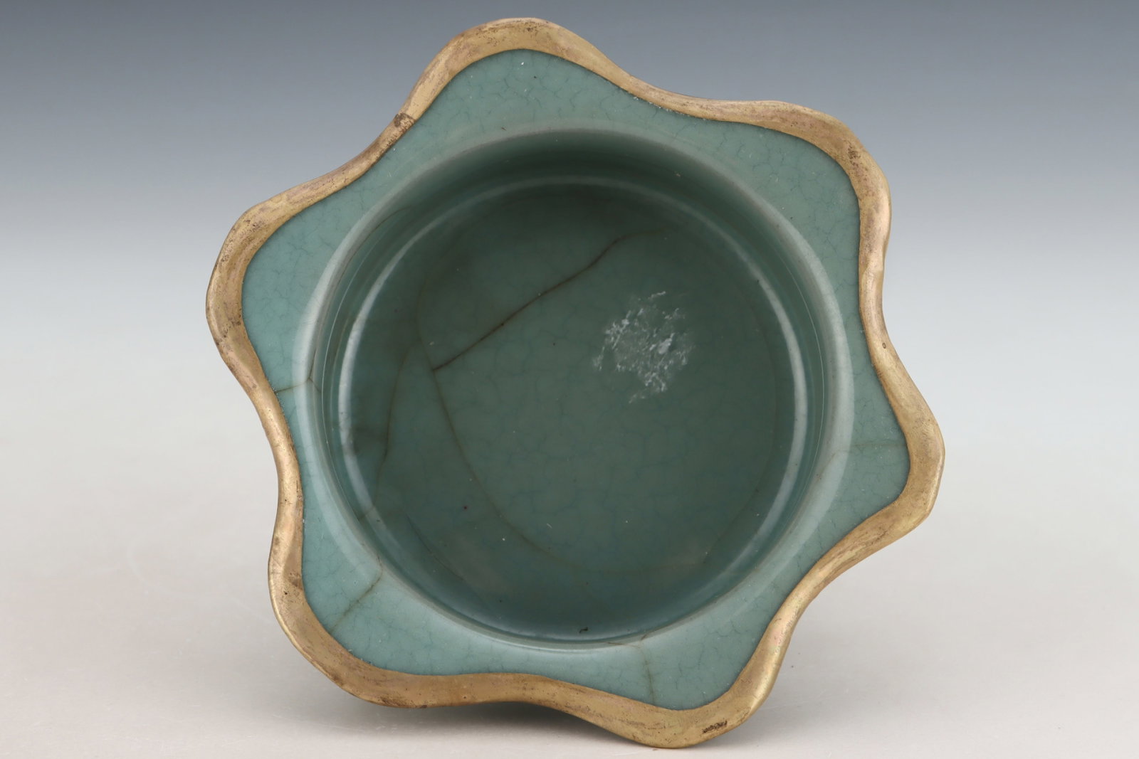 An Exquisite Guan yao Celadon Glazed Painted Gold Brush Washer,with an Imperial Poem by Emperor: An Exquisite Guan yao Celadon Glazed Painted Gold Brush Washer,with an Imperial Poem by Emperor Qianlong,Song Dynasty,China,Size:2inx5.3in 官窑粉青釉描金Ļ