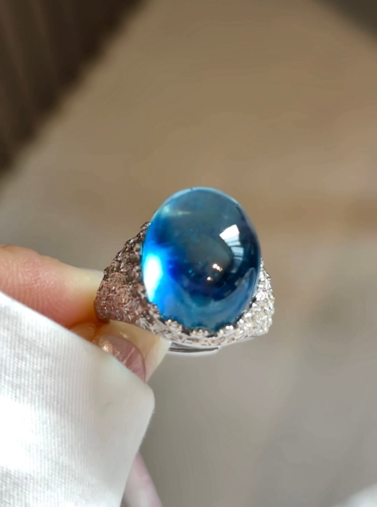 An Exquisite Sterling Silver Inlaid Aquamarine Ring: An Exquisite Sterling Silver Inlaid Aquamarine Ring,Size:16mmx13mm,Weight:6.2g 纯银镶海蓝宝戒指